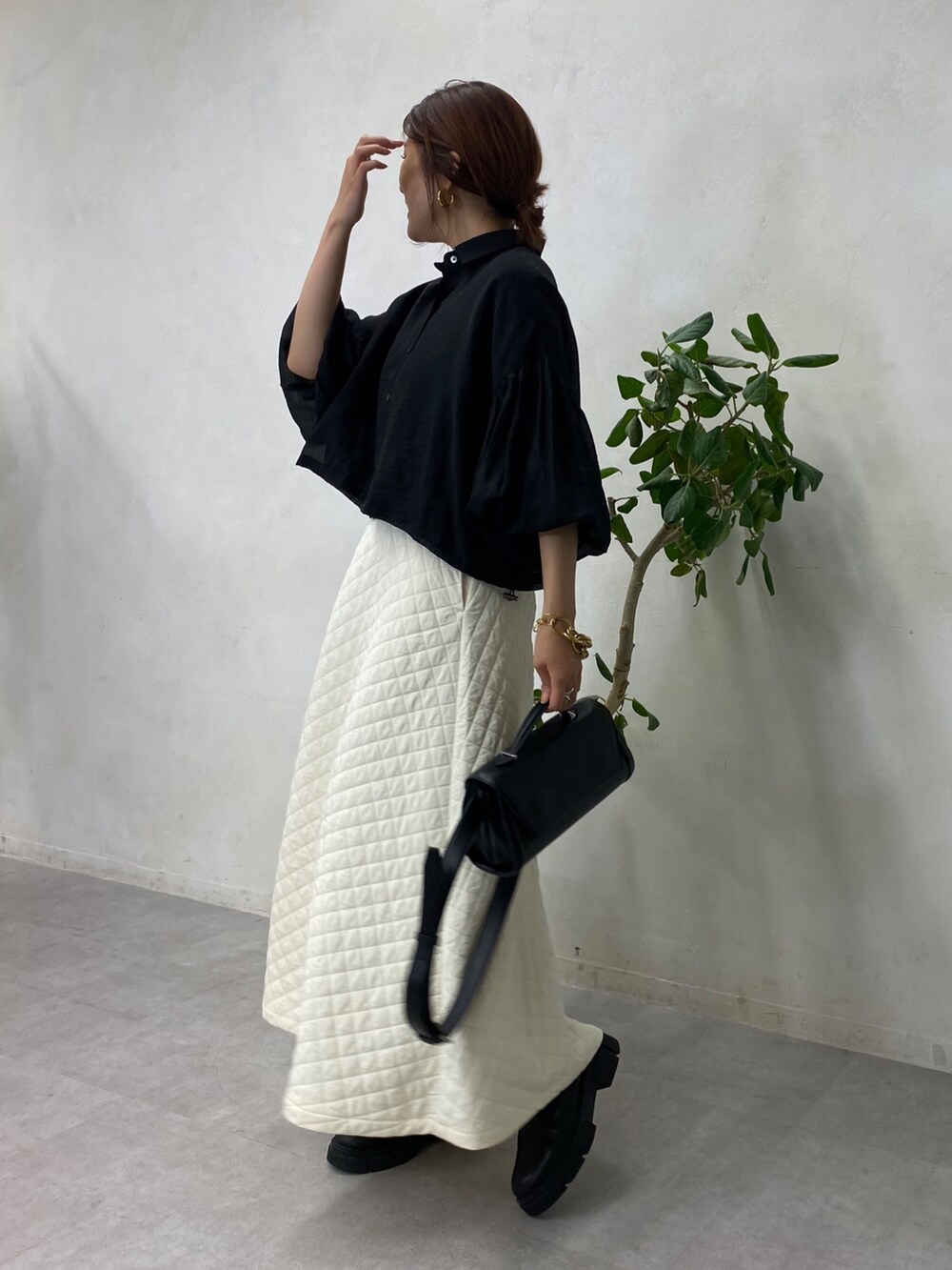 ブラック系のシャツ/ブラウス、ブラウン系のショルダーバッグ、ホワイト系のスカートを着用したレディースの秋コーディネートの5枚目の写真