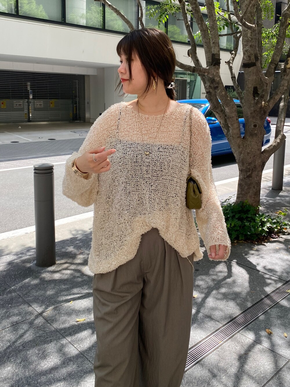 ベージュ系のニット/セーター、ベージュ系のその他パンツを着用したレディースの夏コーディネートの4枚目の写真