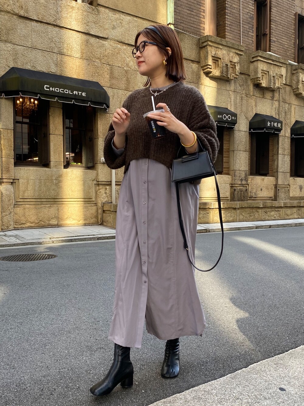 ブラウン系のワンピース、ブラック系のその他シューズを着用したレディースの秋コーディネートの4枚目の写真