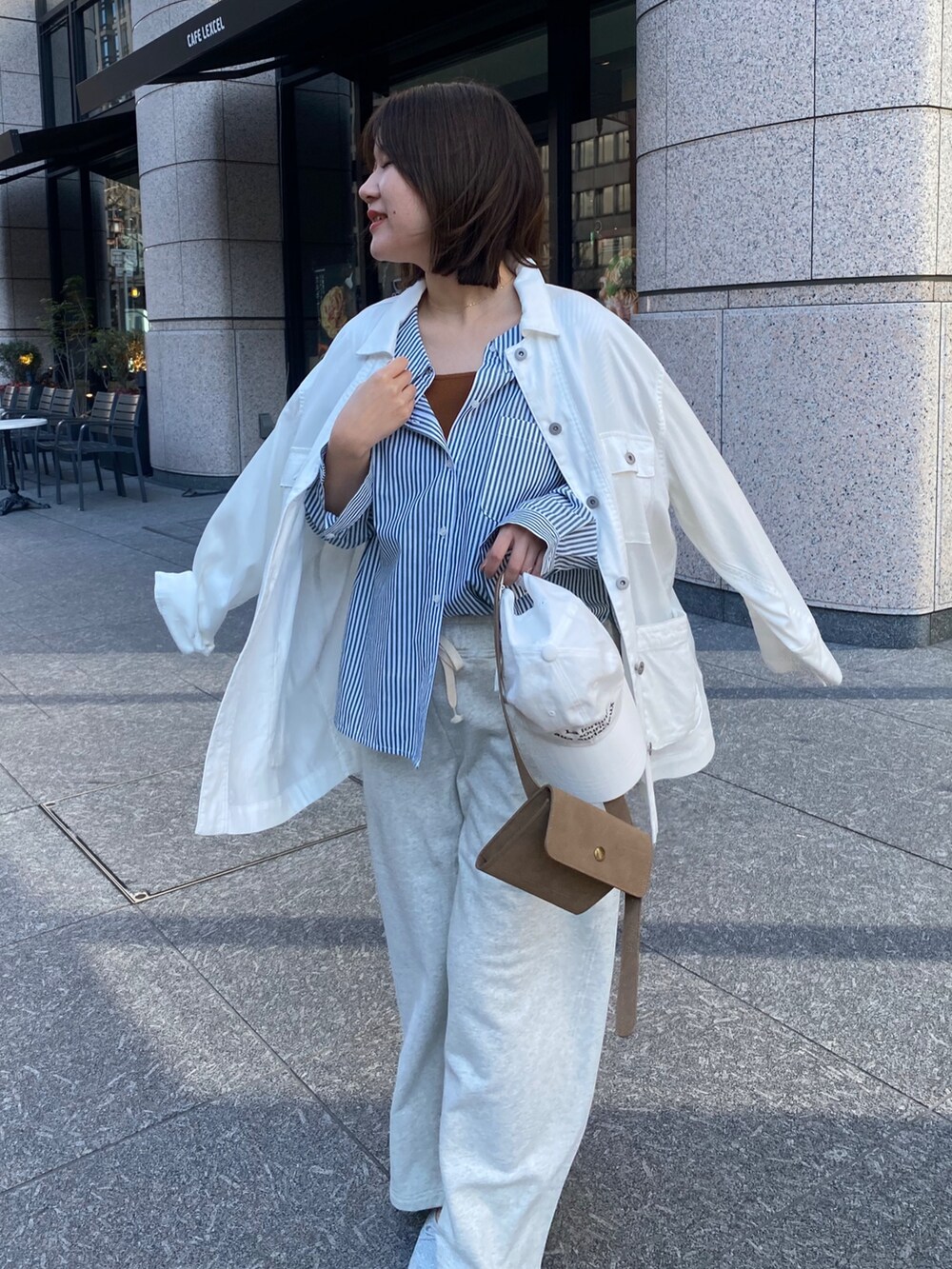 グリーン系のシャツ/ブラウス、ブラウン系のタンクトップ、ベージュ系のその他パンツを着用したレディースの春コーディネートの2枚目の写真