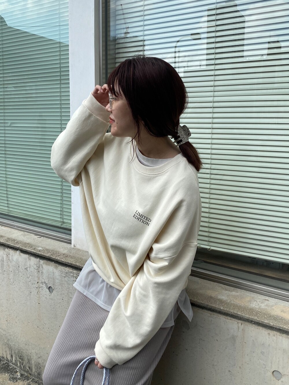 ホワイト系のTシャツ/カットソー、グレー系のワンピース、ホワイト系のサンダルを着用したレディースの夏コーディネートの5枚目の写真