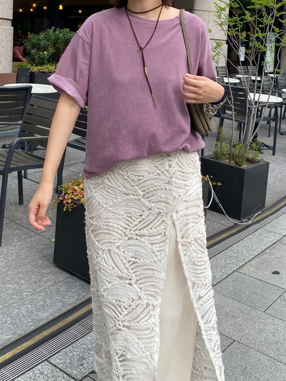 ピンク系のTシャツ/カットソー、ホワイト系のスカート、ベージュ系のショルダーバッグを着用したレディースの夏コーディネートの10枚目の写真