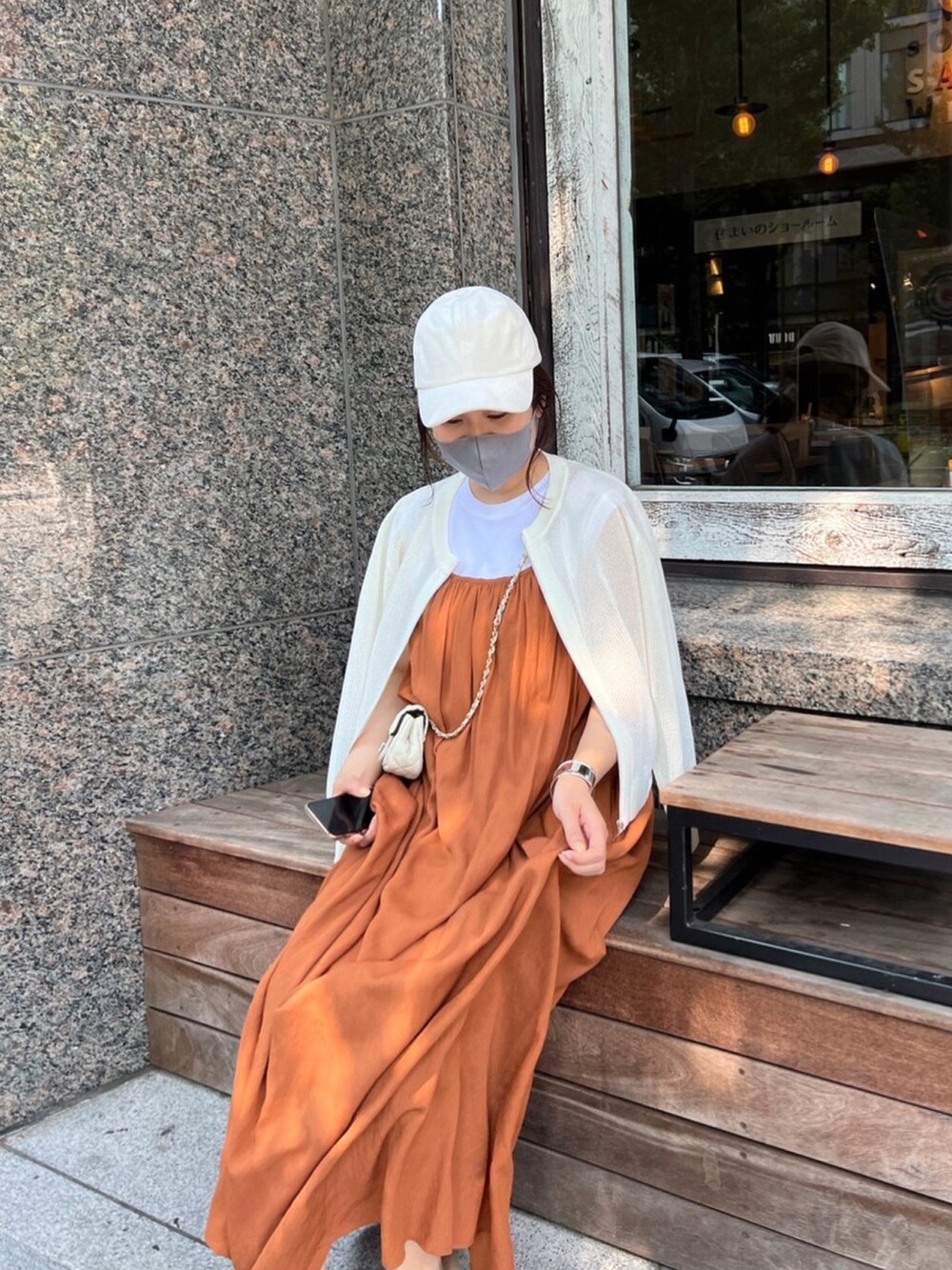 ブラウン系のワンピース、ホワイト系のショルダーバッグ、ホワイト系のカーディガン/ボレロを着用したレディースの夏コーディネートの5枚目の写真