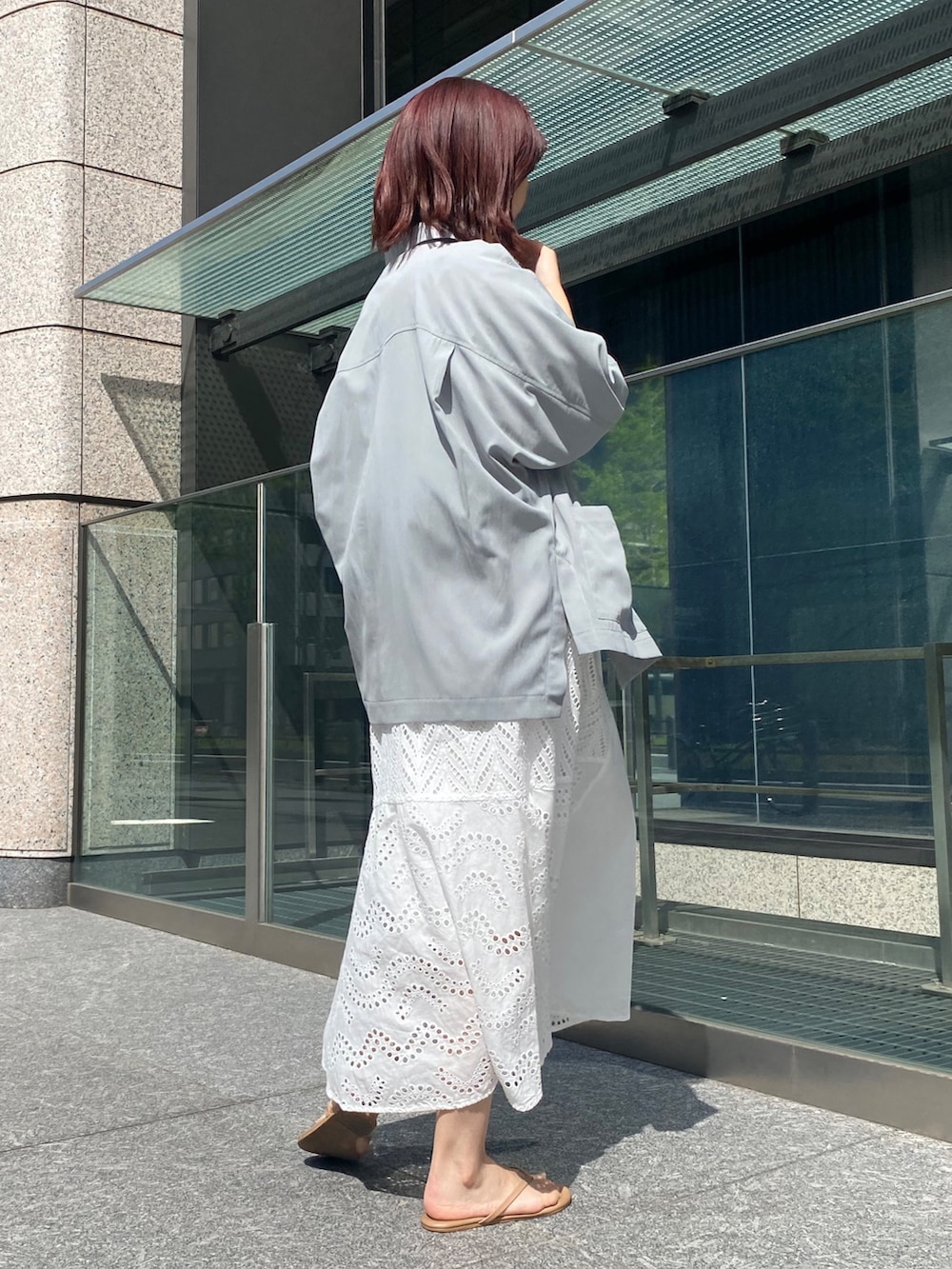 グレー系のテーラードジャケット、ホワイト系のワンピース/ドレス、シルバー系のショルダーバッグを着用したレディースの春コーディネートの3枚目の写真