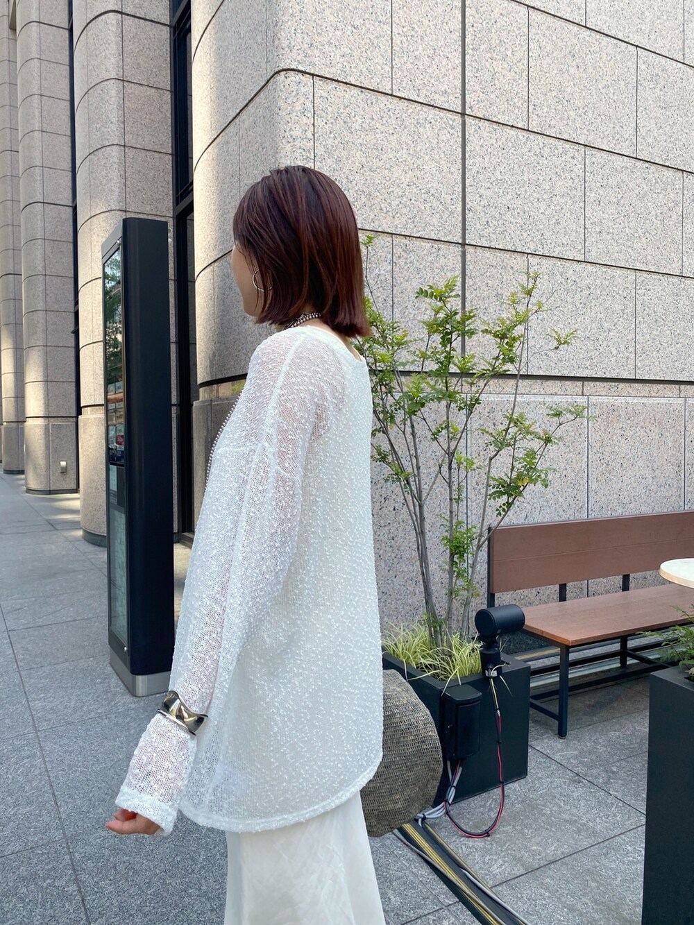 ホワイト系のTシャツ/カットソー、ホワイト系のスカートを着用したレディースの夏コーディネートの7枚目の写真