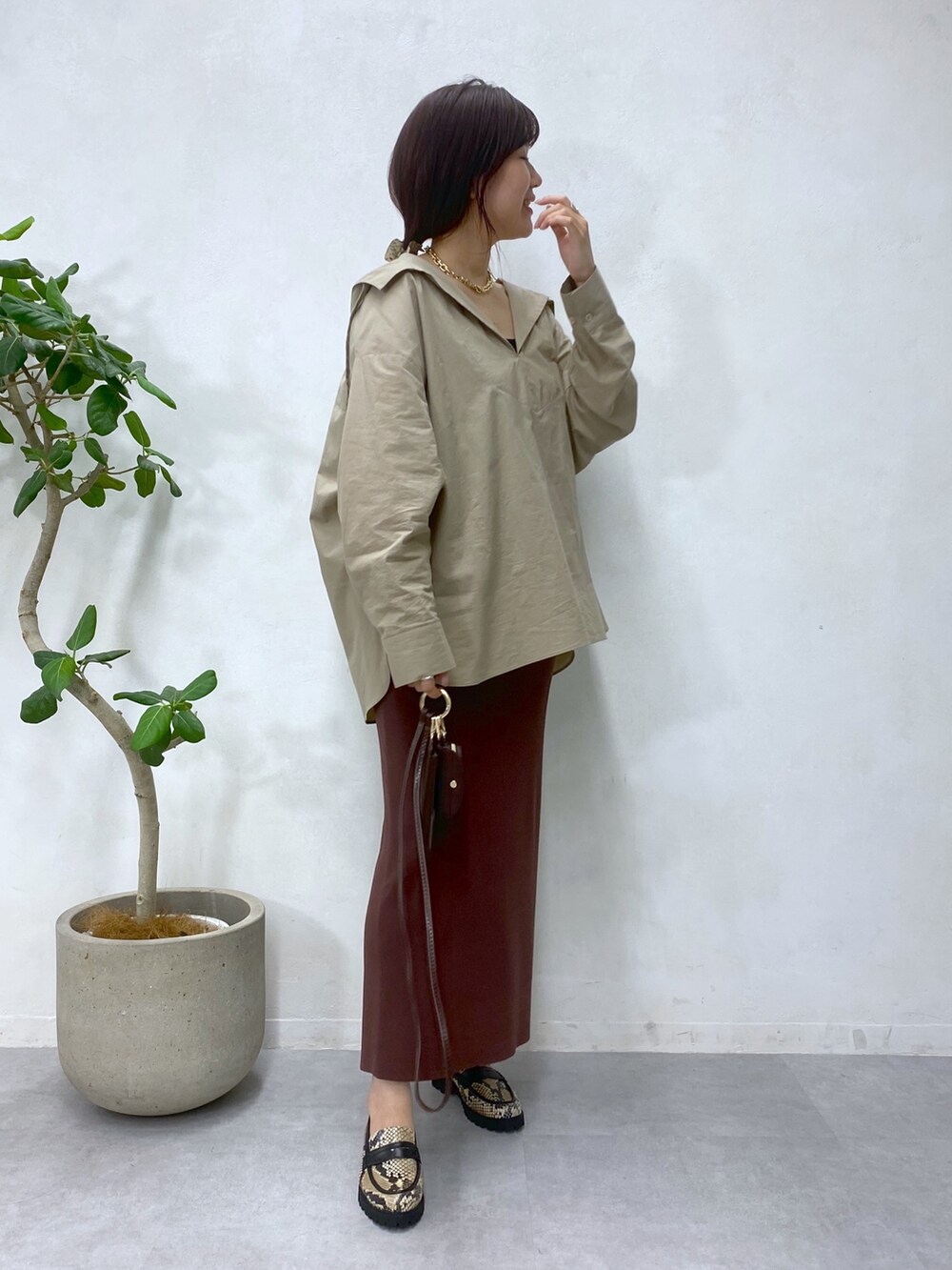 ベージュ系のシャツ/ブラウス、ブラウン系のスカート、ベージュ系のシューズを着用したレディースの夏コーディネートの3枚目の写真