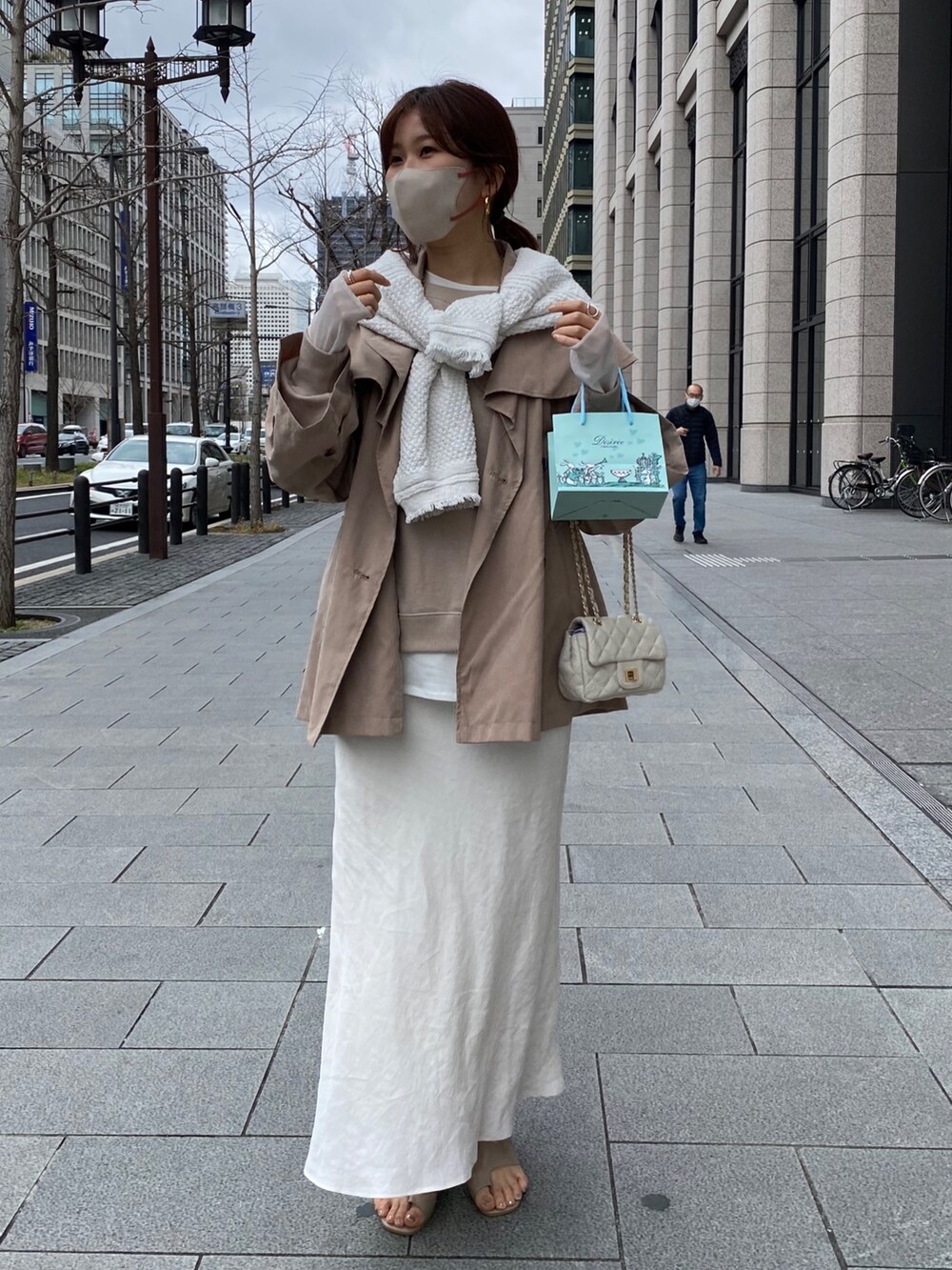 ベージュ系のジャケット/アウター、ホワイト系のスカート、ベージュ系のサンダルを着用したレディースの春コーディネートの10枚目の写真