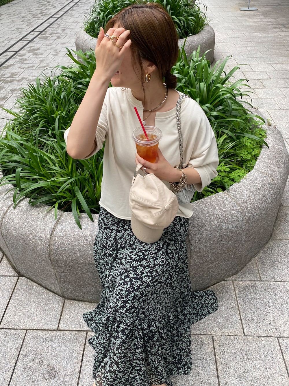 ベージュ系のTシャツ/カットソー、グリーン系のスカートを着用したレディースの夏コーディネートの2枚目の写真