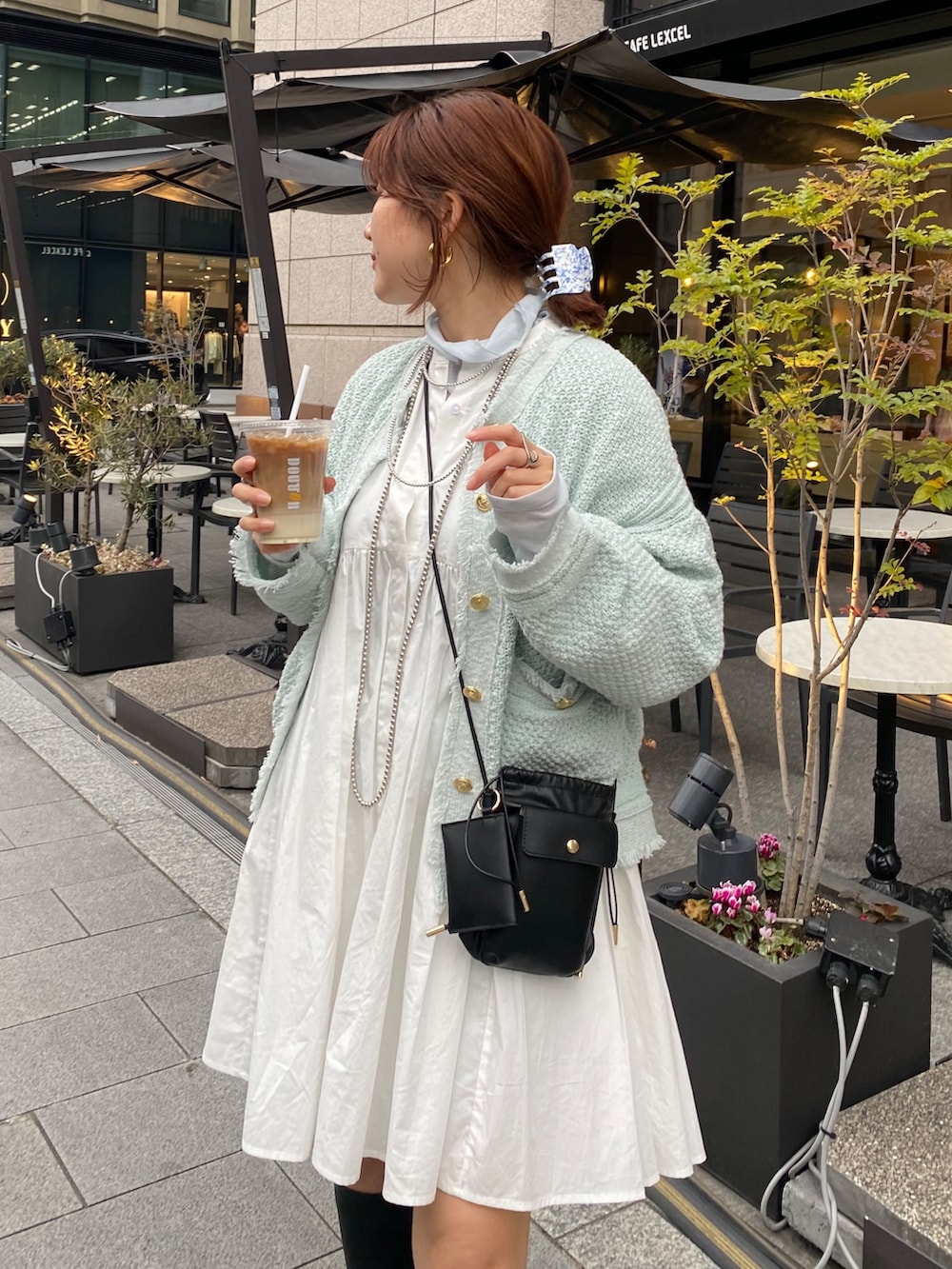 ホワイト系のシャツ/ブラウス、ブルー系のノーカラージャケット、ブルー系のTシャツ/カットソーを着用したレディースの冬コーディネートの2枚目の写真