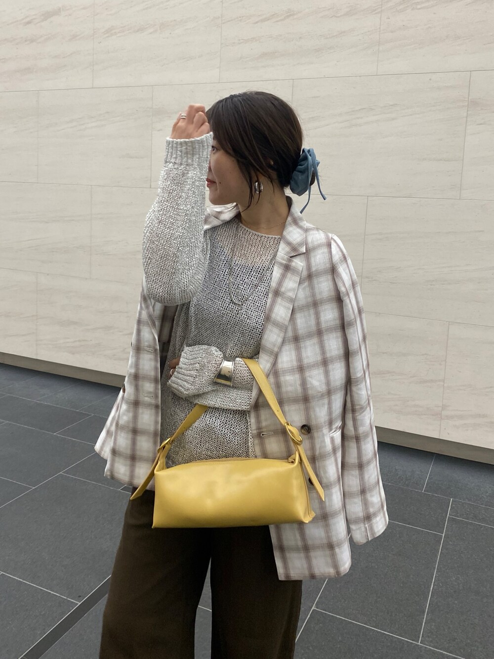 シルバー系のニット/セーター、ホワイト系のテーラードジャケット、ブラウン系のその他パンツを着用したレディースの春コーディネートの9枚目の写真