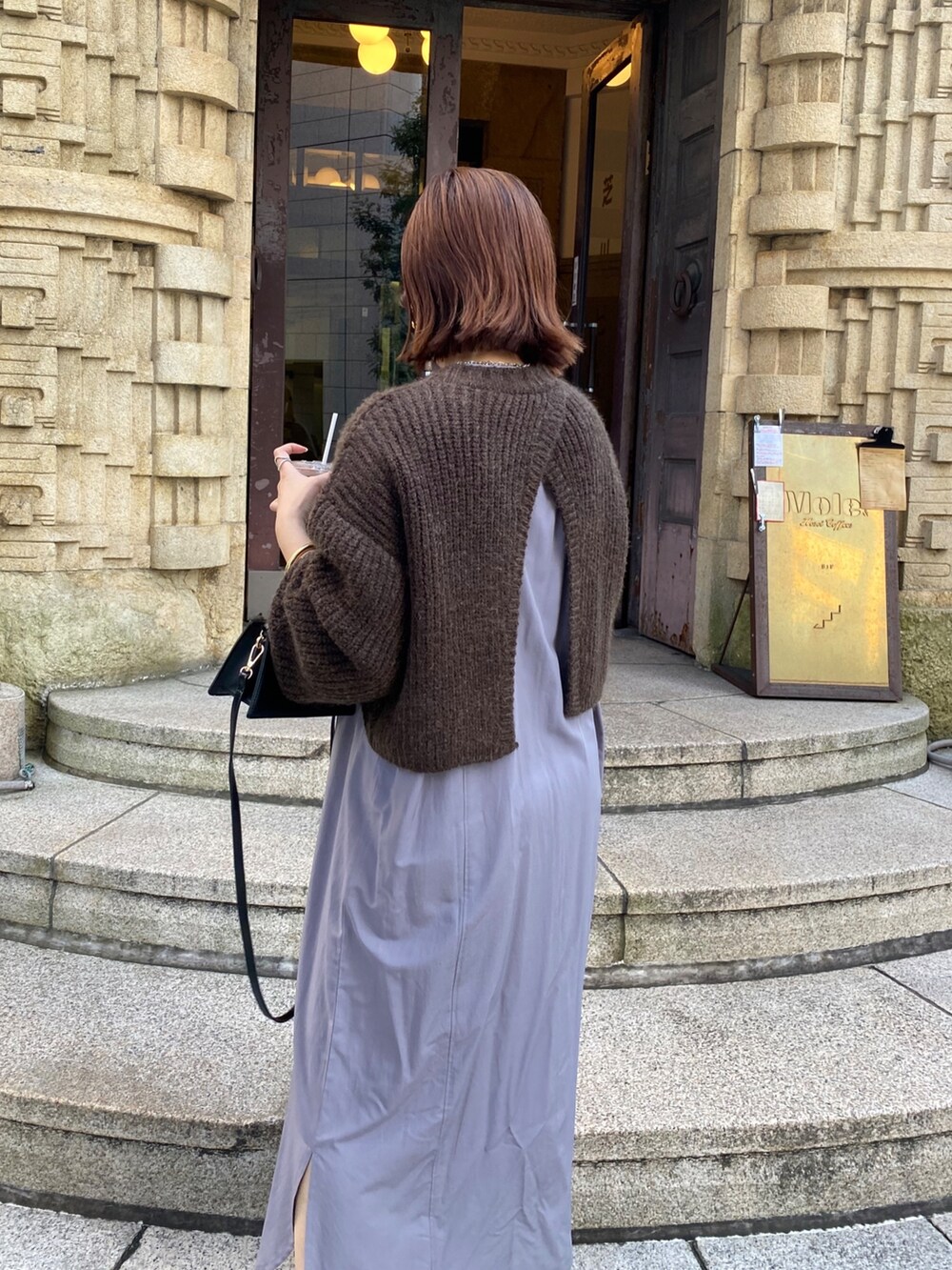 ブラウン系のワンピース、ブラック系のその他シューズを着用したレディースの秋コーディネートの5枚目の写真