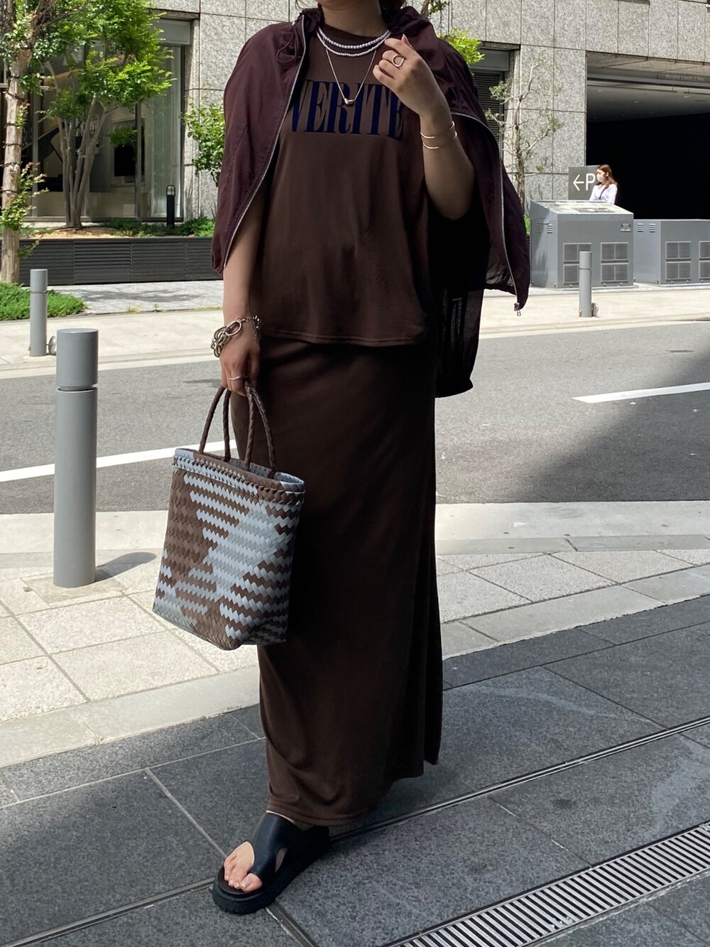 ブラウン系のスカート、ブラウン系のTシャツ/カットソー、ブラウン系のショルダーバッグを着用したレディースの夏コーディネートの5枚目の写真