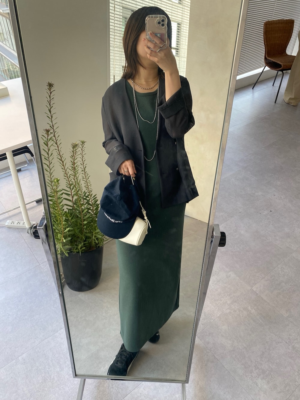 グレー系のテーラードジャケット、グリーン系のワンピースを着用したレディースの春コーディネートの4枚目の写真