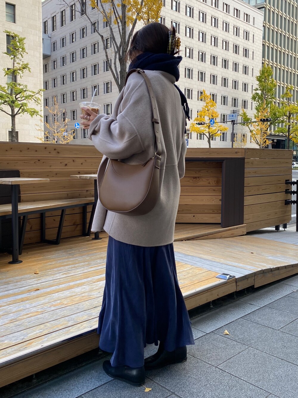 イエロー系のその他アウター、ホワイト系のニット/セーター、ホワイト系のスカートを着用したレディースの冬コーディネートの10枚目の写真