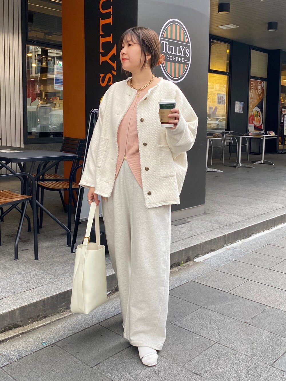 ホワイト系のその他アウター、ピンク系のニット/セーター、ベージュ系のその他パンツを着用したレディースの冬コーディネートの6枚目の写真