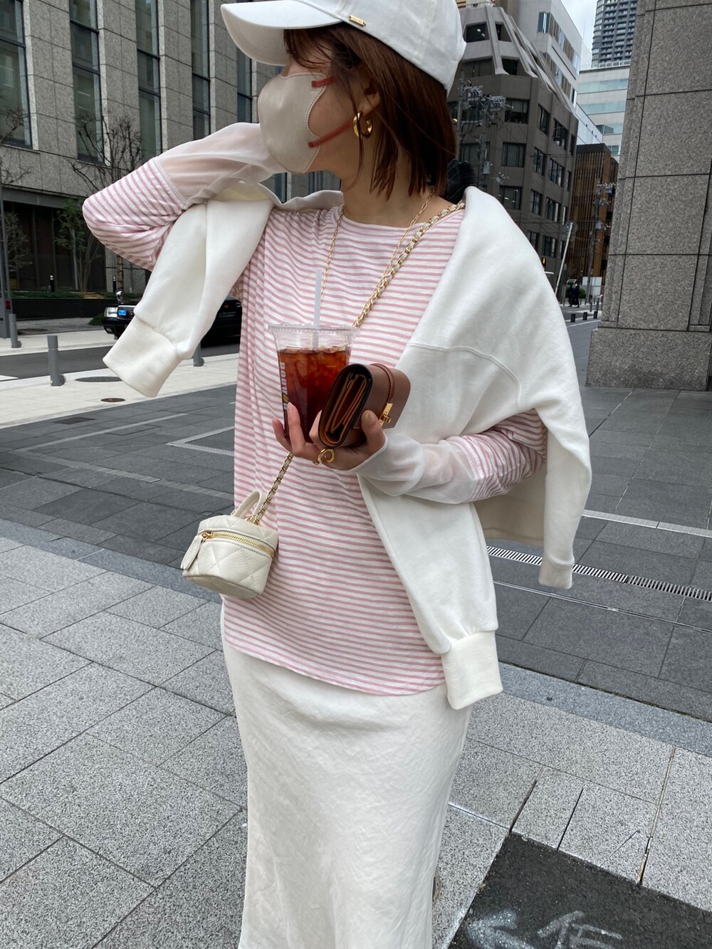 ピンク系のTシャツ/カットソー、ホワイト系のスウェット、ホワイト系のスカートを着用したレディースの春コーディネートの10枚目の写真