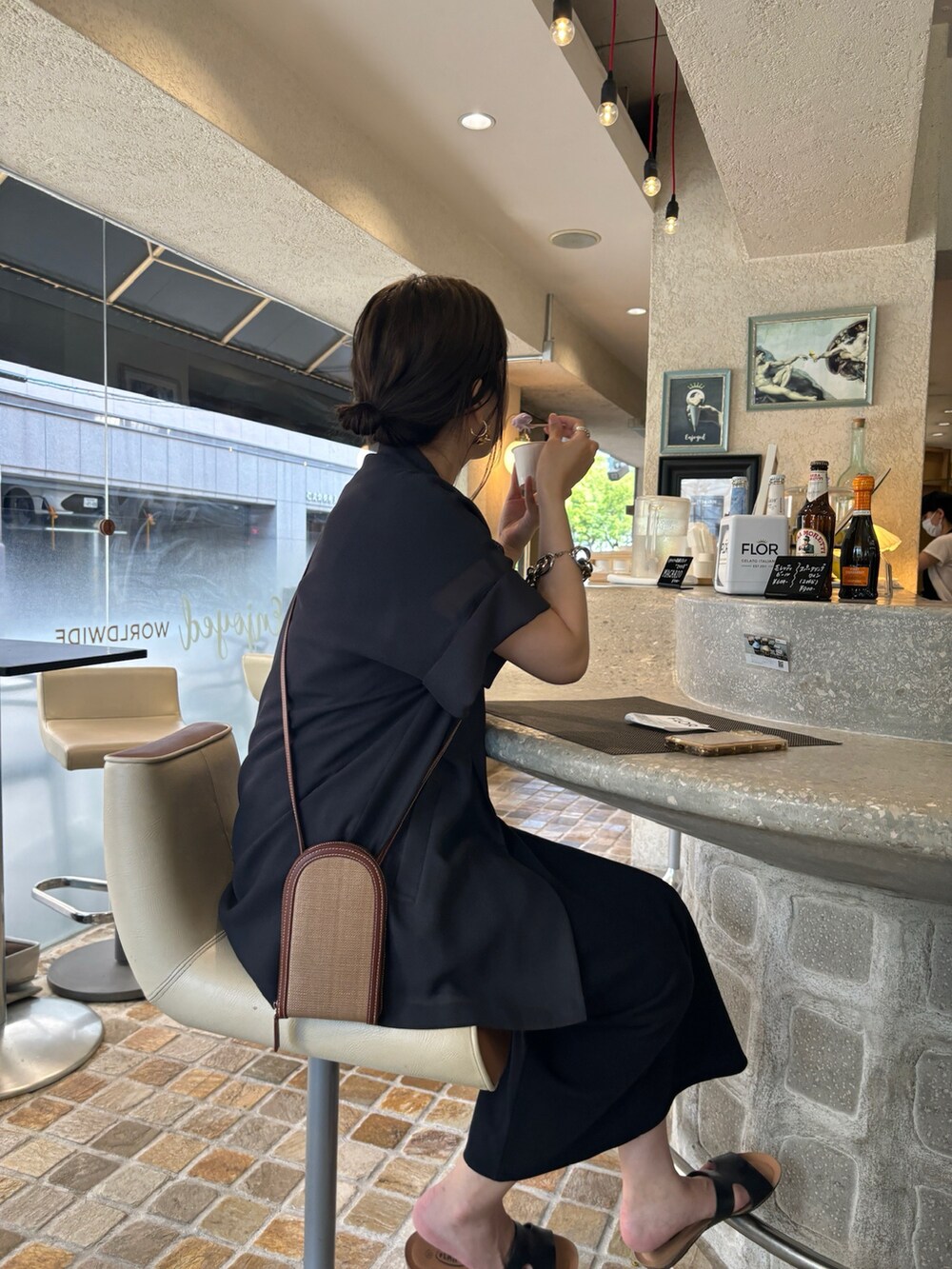 ブラック系のワンピース、ブラウン系のTシャツ/カットソーを着用したレディースの夏コーディネートの9枚目の写真