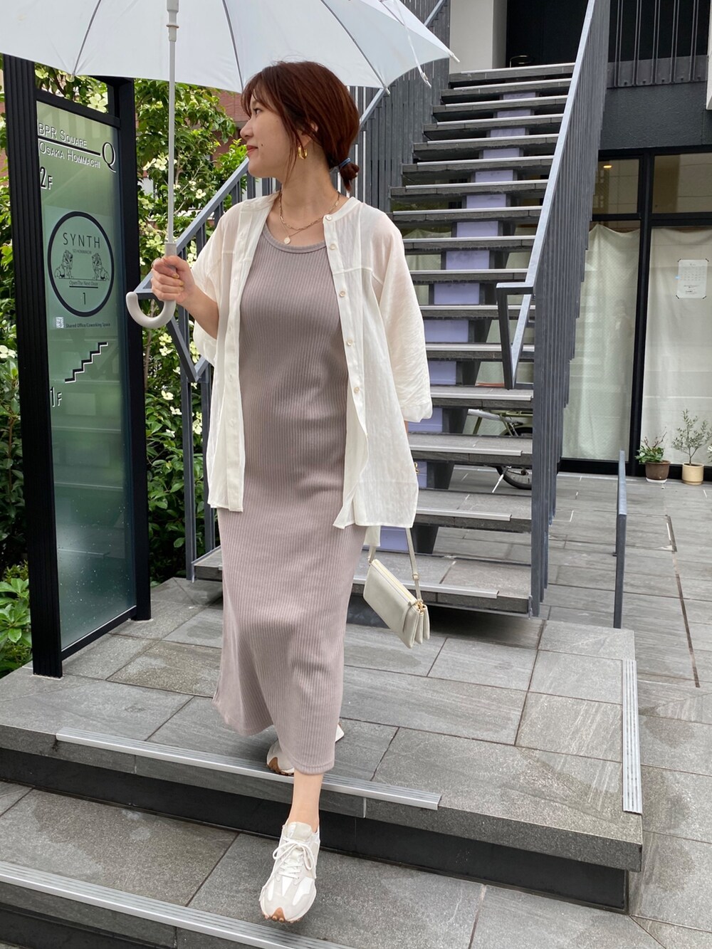 ベージュ系のワンピース、ホワイト系のシャツ/ブラウス、ホワイト系のスニーカーを着用したレディースの夏コーディネートの10枚目の写真
