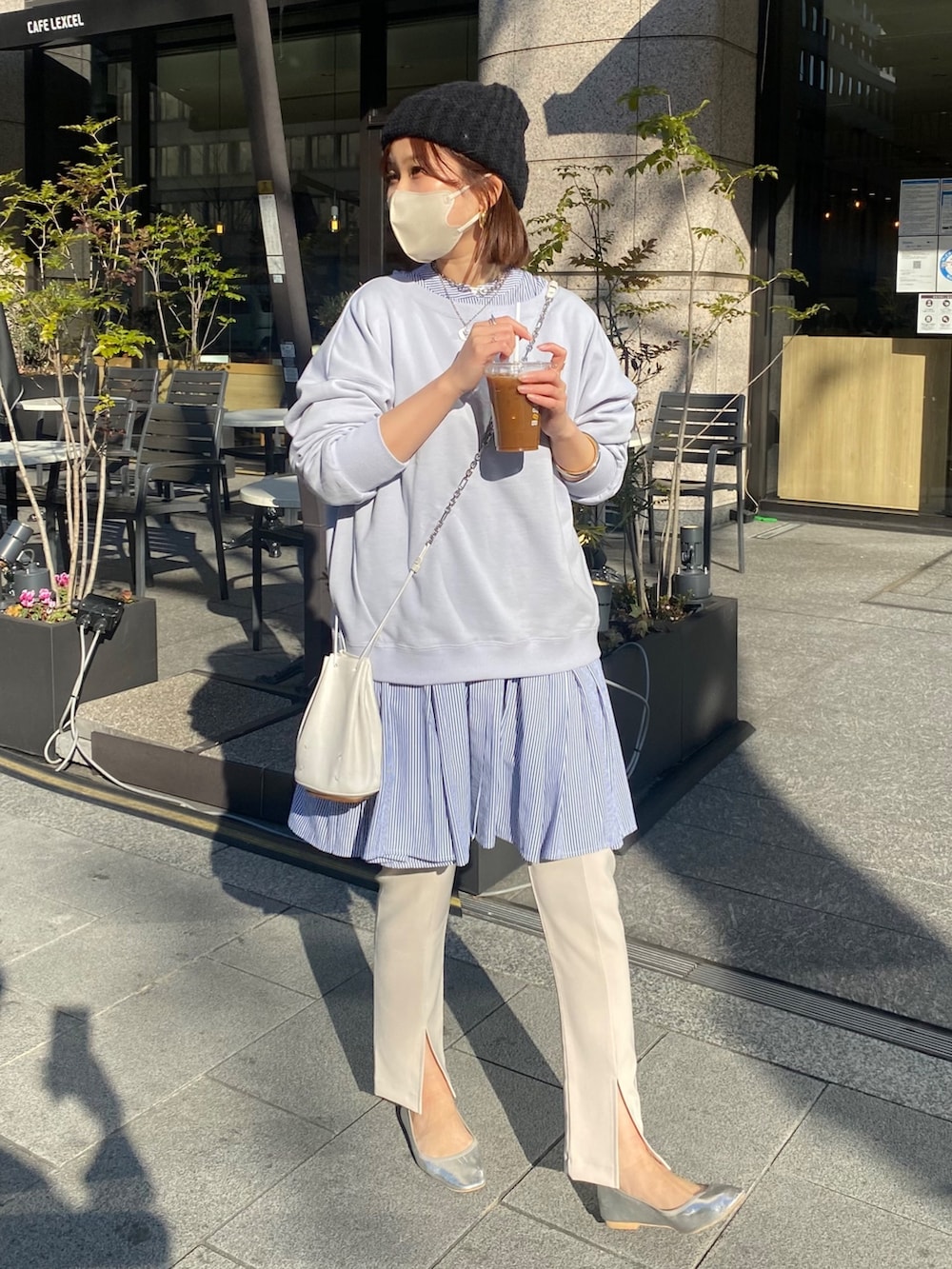 ブルー系のスウェット、ブルー系のシャツ/ブラウスを着用したレディースの冬コーディネートの2枚目の写真