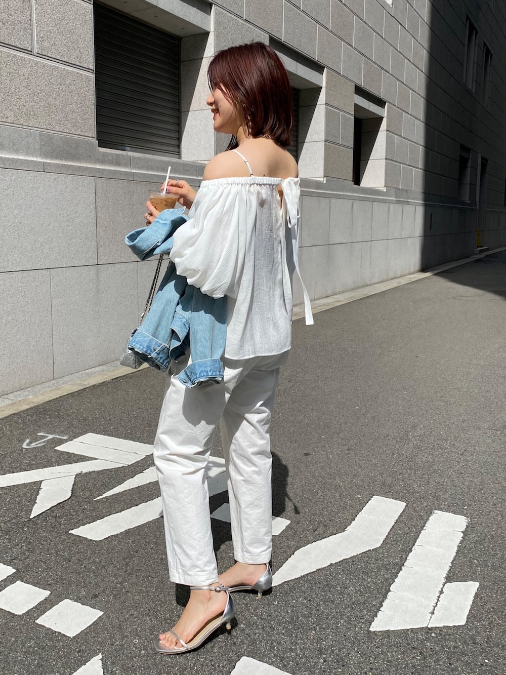 ホワイト系のシャツ/ブラウス、ホワイト系のその他パンツ、シルバー系のサンダルを着用したレディースの春コーディネートの4枚目の写真