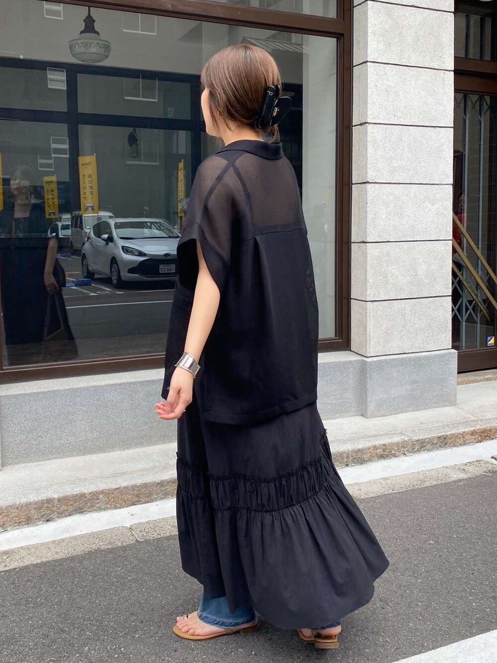ブラック系のテーラードジャケット、ブラック系のワンピース、ブラック系のネックレスを着用したレディースの春コーディネートの10枚目の写真
