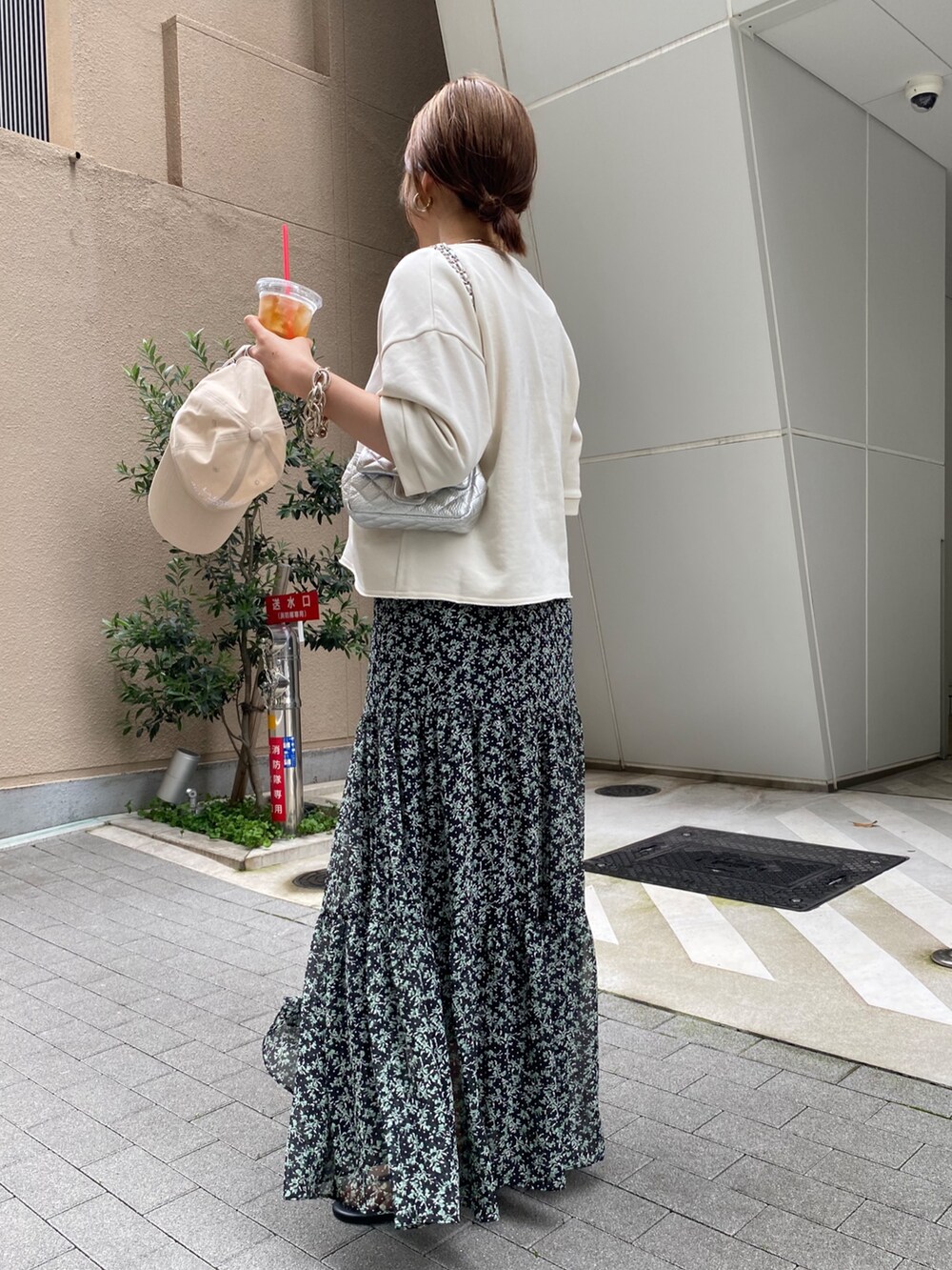 ベージュ系のTシャツ/カットソー、グリーン系のスカートを着用したレディースの夏コーディネートの8枚目の写真