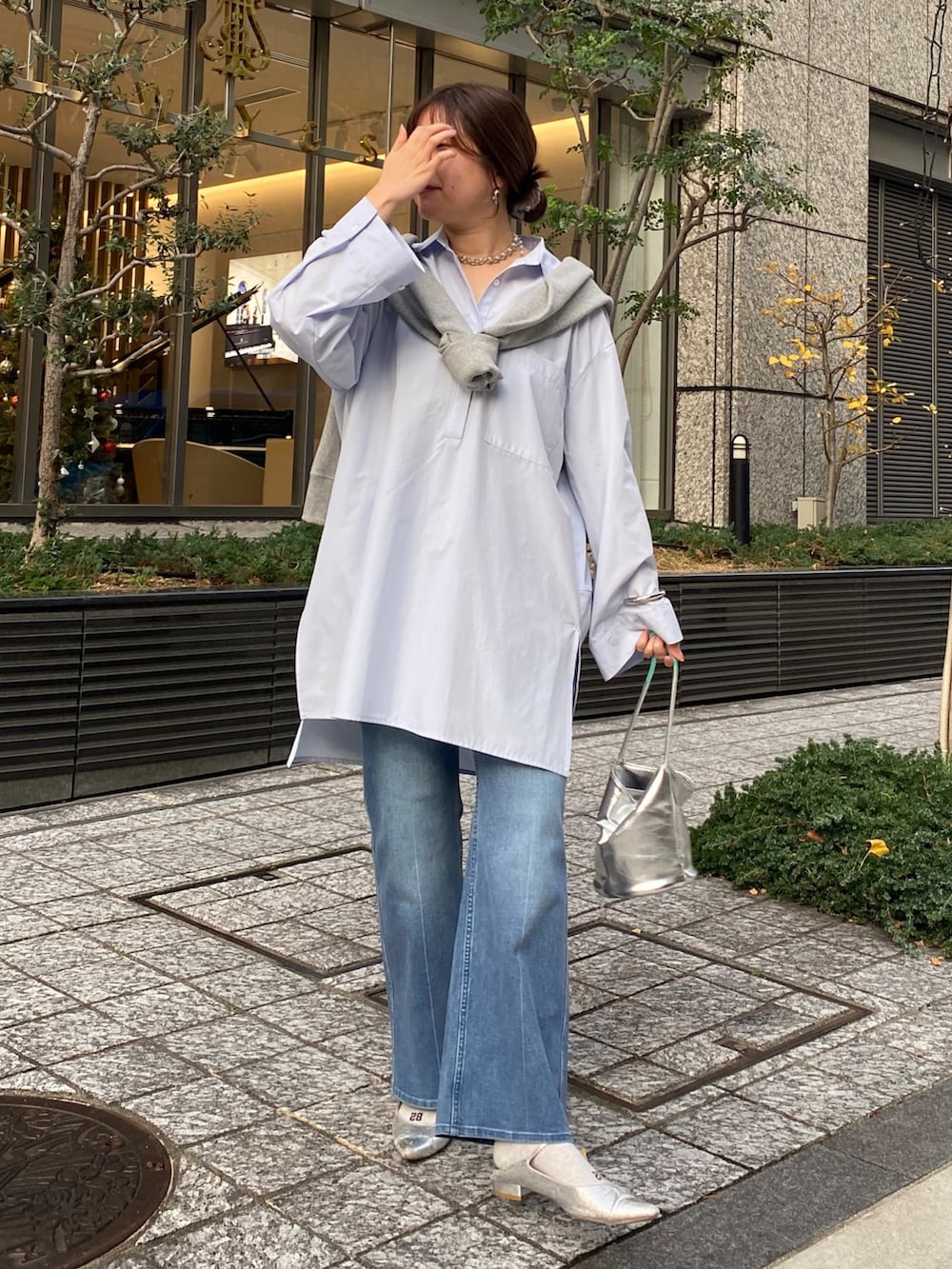 ブルー系のシャツ/ブラウス、ブルー系のデニムパンツ、グレー系のスウェットを着用したレディースの冬コーディネートの2枚目の写真