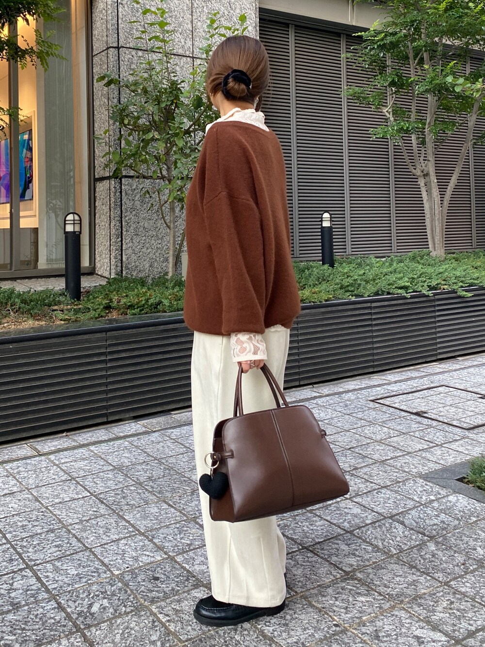 ブラウン系のニット/セーター、ホワイト系のシャツ/ブラウス、ホワイト系のその他パンツを着用したレディースの冬コーディネートの7枚目の写真