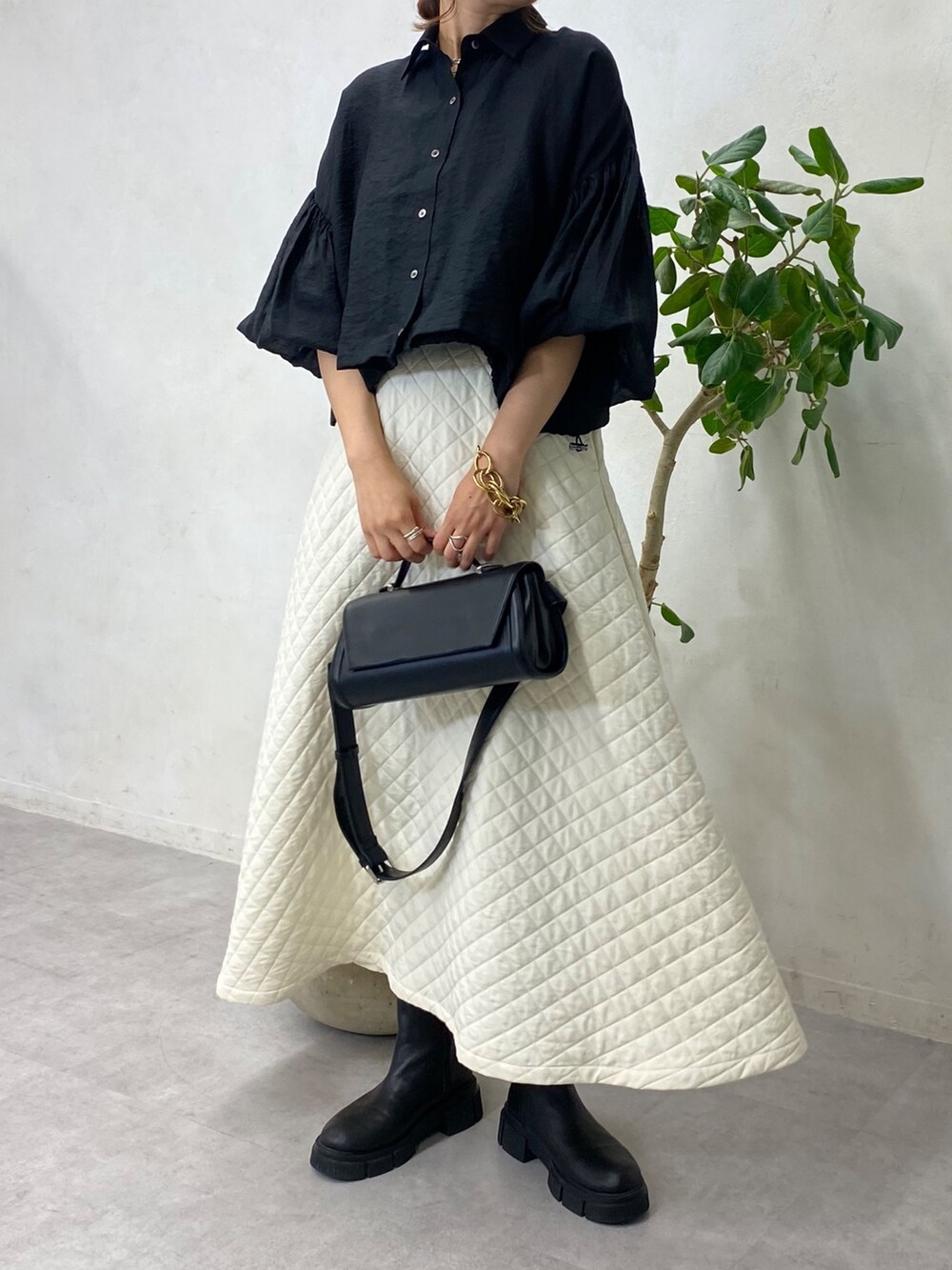 ブラック系のシャツ/ブラウス、ブラウン系のショルダーバッグ、ホワイト系のスカートを着用したレディースの秋コーディネートの6枚目の写真
