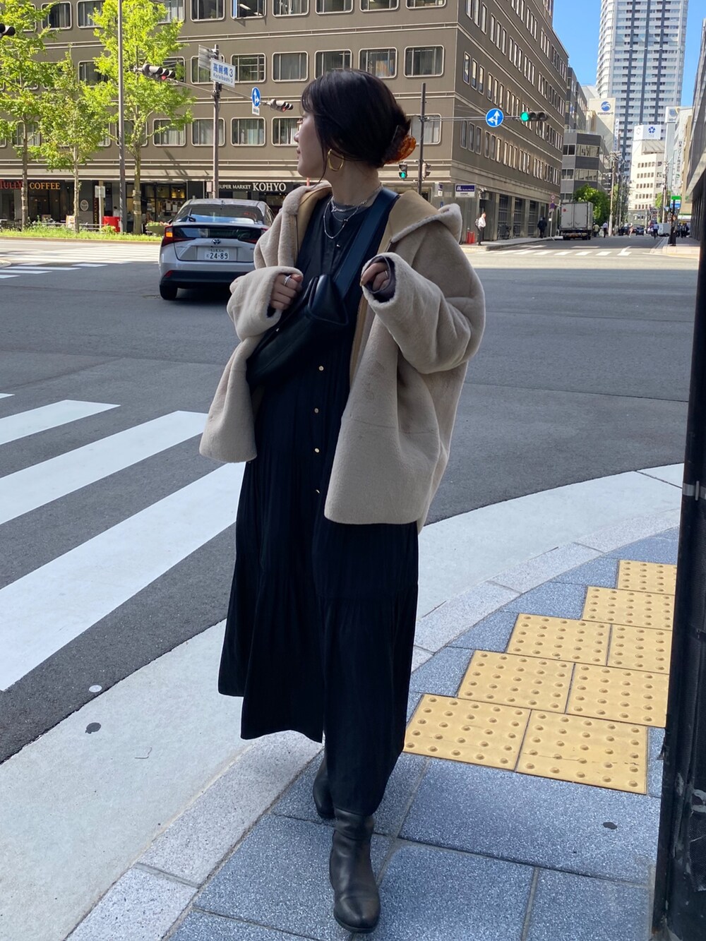 ブラック系のワンピース、ブラック系のショルダーバッグ、グレー系のTシャツ/カットソーを着用したレディースの秋コーディネートの10枚目の写真