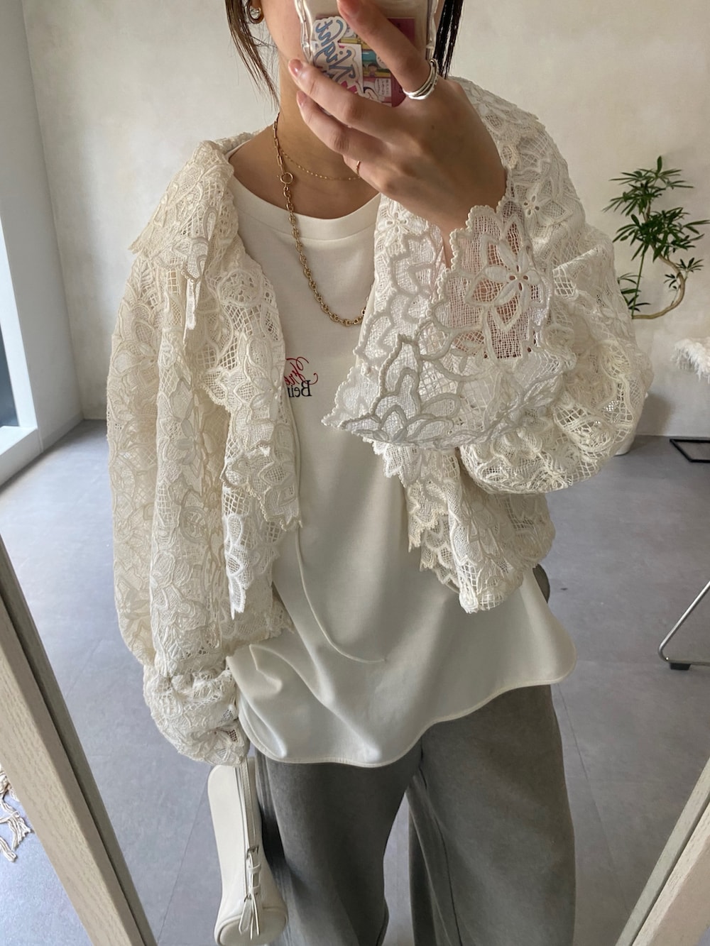 ホワイト系のTシャツ/カットソー、グレー系のその他パンツ、ホワイト系のシャツ/ブラウスを着用したレディースの春コーディネートの4枚目の写真