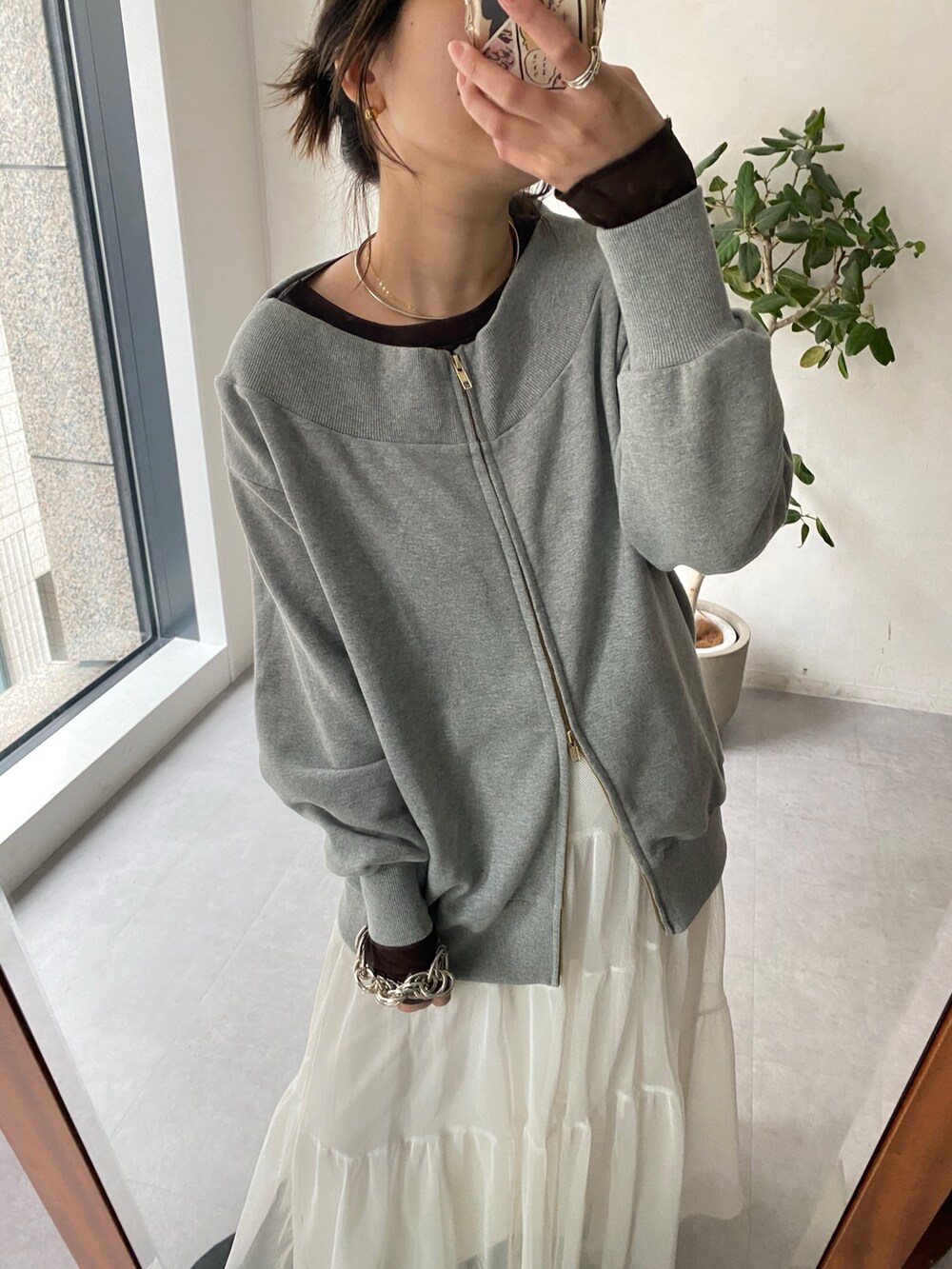 ホワイト系のスカート、グレー系のTシャツ/カットソー、ブラウン系のTシャツ/カットソーを着用したレディースの冬コーディネートの5枚目の写真