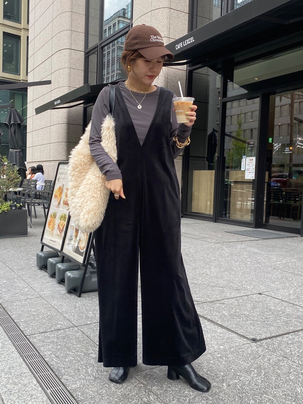 ブラウン系のその他アウター、ブラック系のサロペット/オーバーオールを着用したレディースの冬コーディネートの7枚目の写真