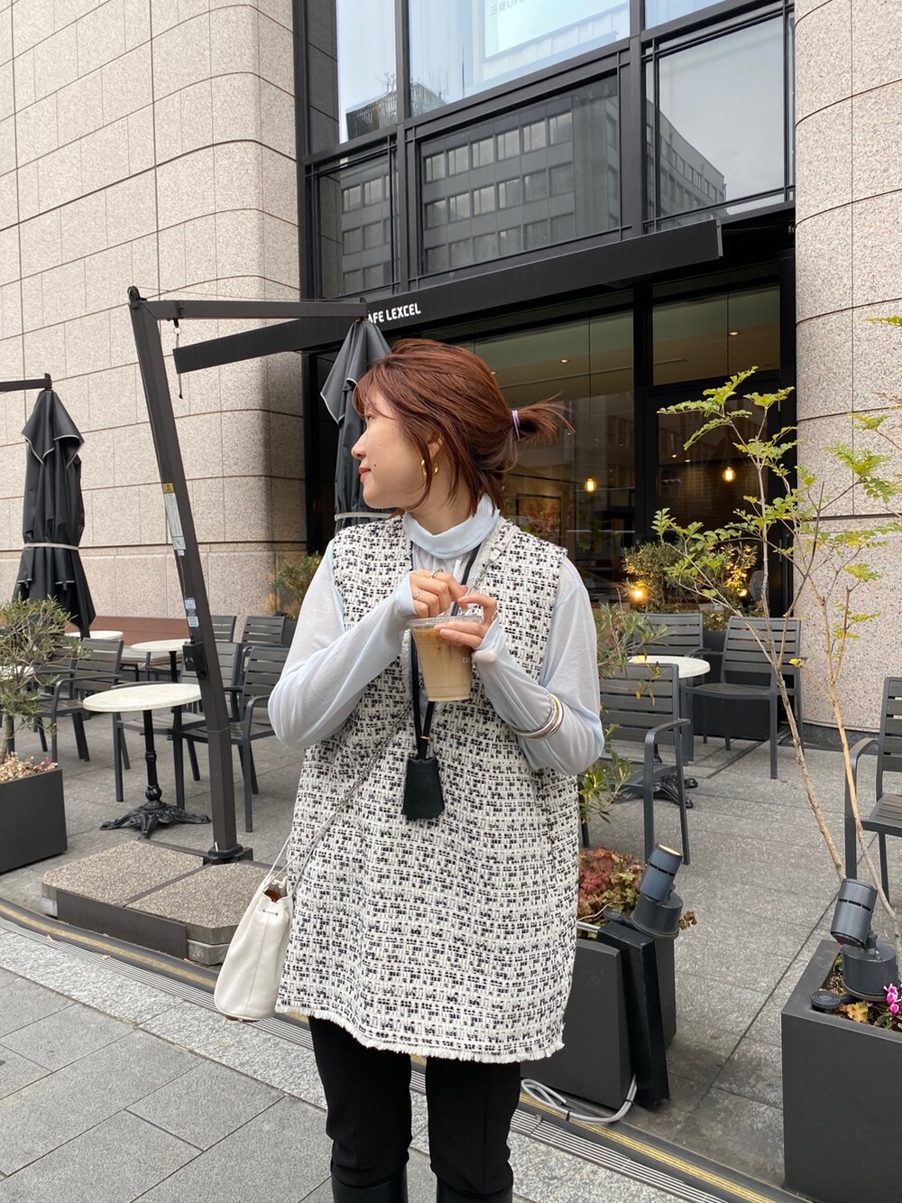 ブルー系のTシャツ/カットソー、ホワイト系のベスト、ブラック系のネックレスを着用したレディースの春コーディネートの4枚目の写真