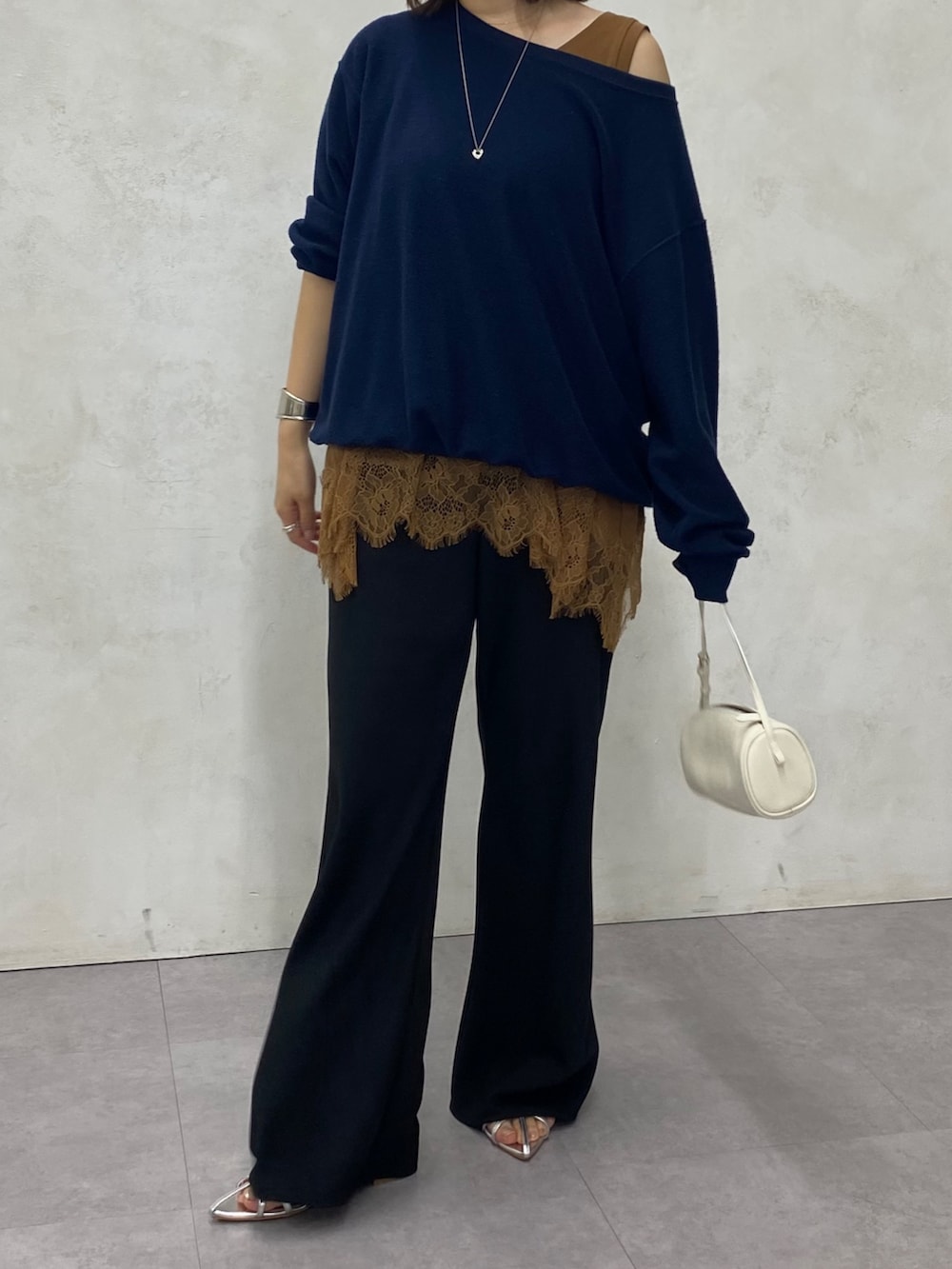 ブルー系のTシャツ/カットソー、ブラウン系のTシャツ/カットソー、ブラック系のその他パンツを着用したレディースの春コーディネートの7枚目の写真