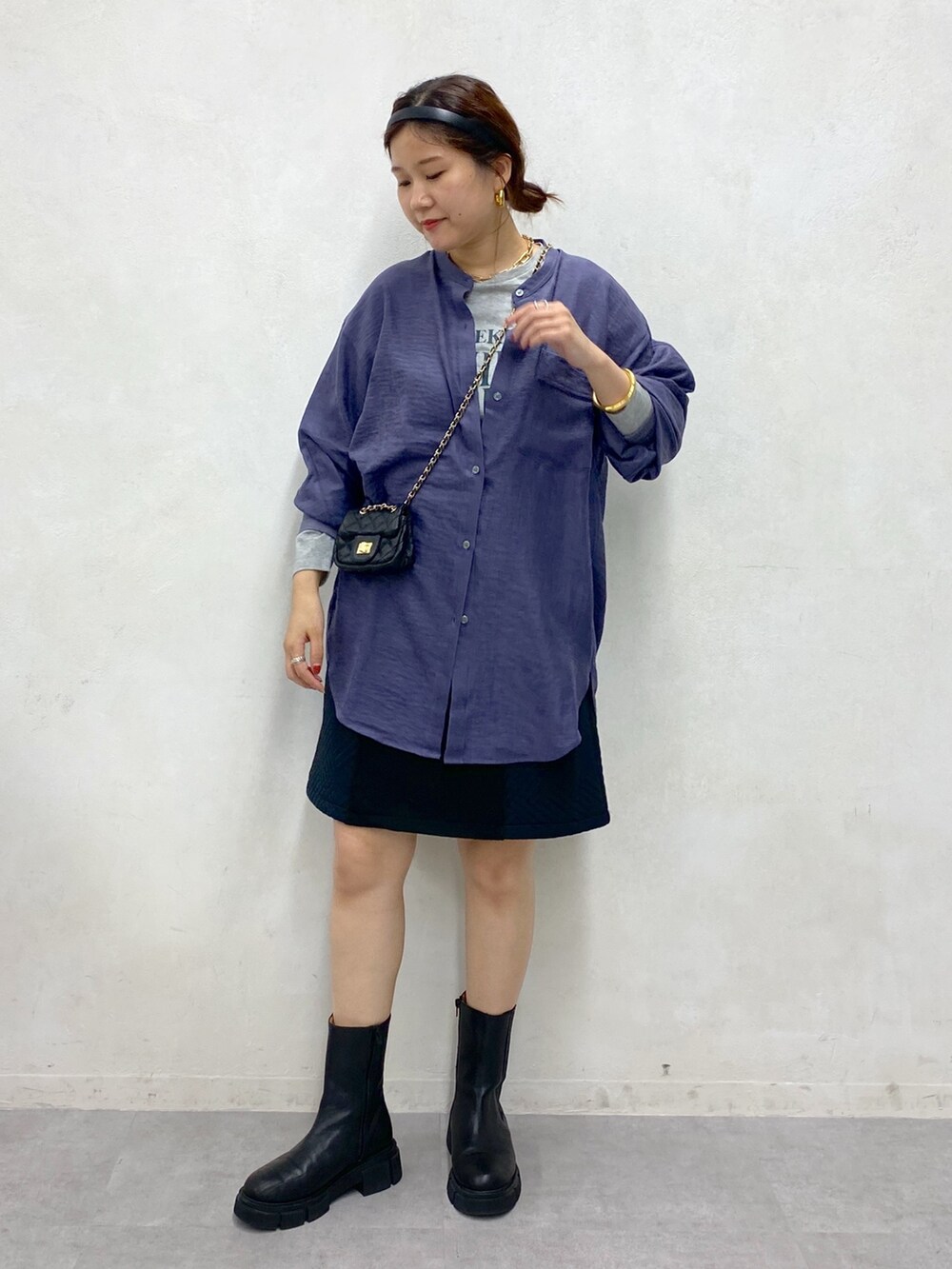 パープル系のシャツ/ブラウス、グレー系のTシャツ/カットソー、ブラック系のスカートを着用したレディースの秋コーディネートの4枚目の写真