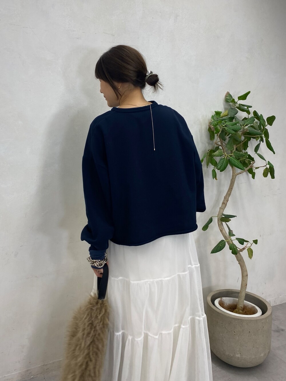 ブルー系のTシャツ/カットソー、ブルー系のTシャツ/カットソー、ホワイト系のスカートを着用したレディースの冬コーディネートの9枚目の写真