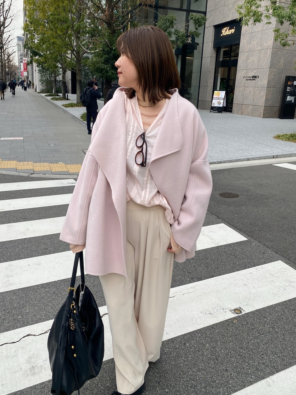 ピンク系のその他アウター、ピンク系のシャツ/ブラウス、ピンク系のTシャツ/カットソーを着用したレディースの春コーディネートの8枚目の写真