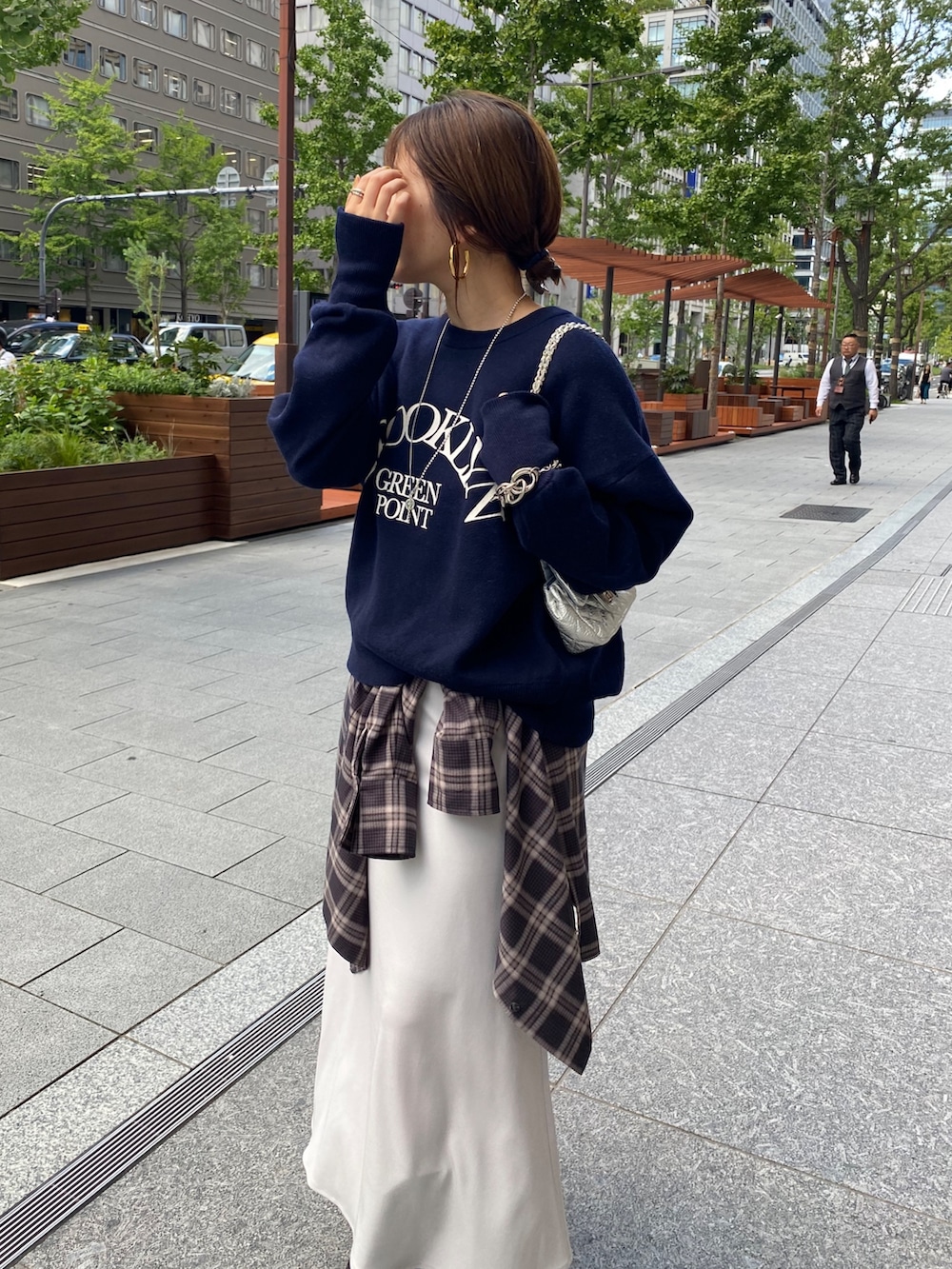 ブルー系のニット/セーター、ブルー系のシャツ/ブラウス、グレー系のスカートを着用したレディースの秋コーディネートの7枚目の写真