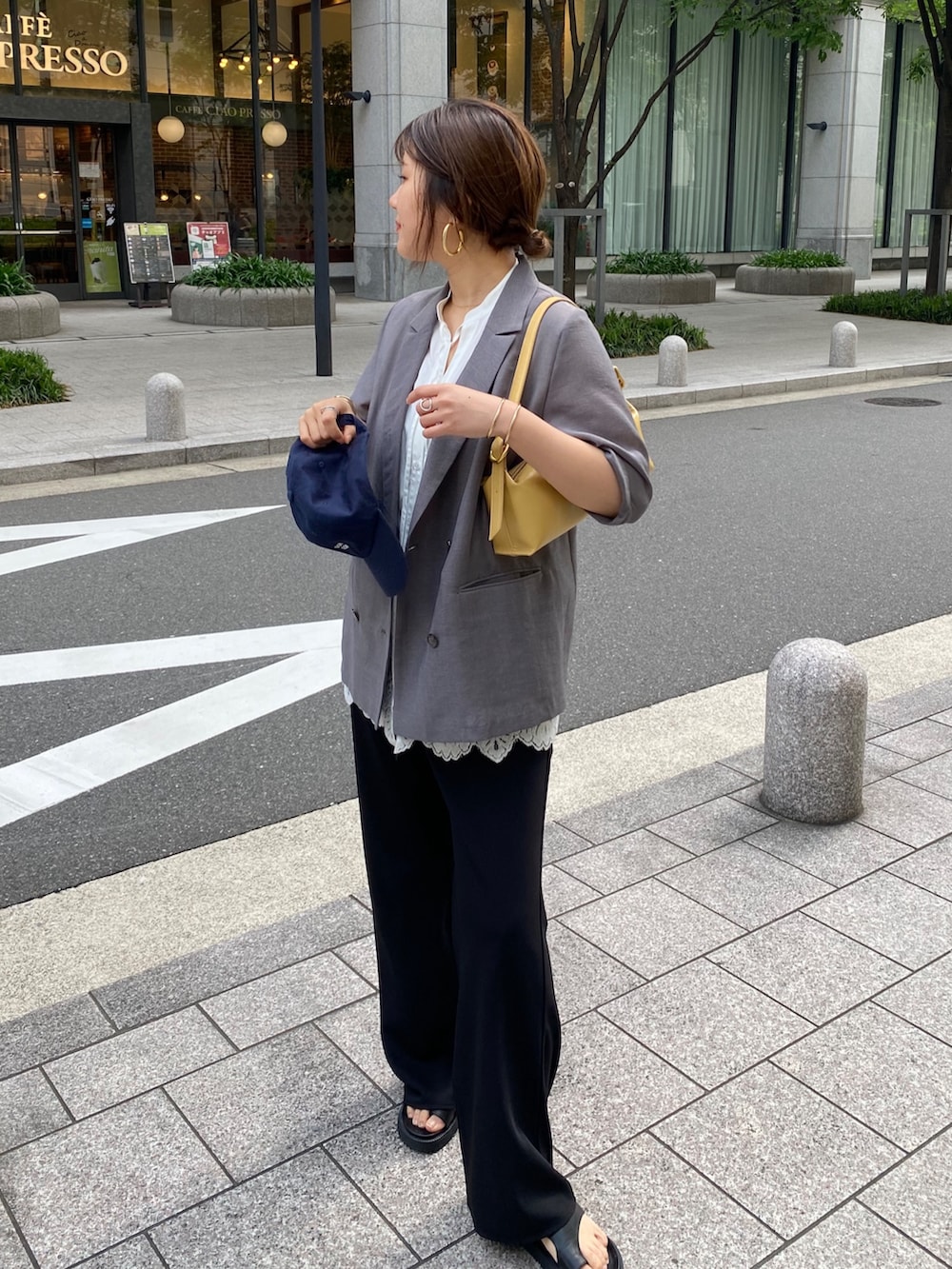 グレー系のテーラードジャケット、ブラック系のその他パンツ、ブラック系のブーツを着用したレディースの春コーディネートの4枚目の写真