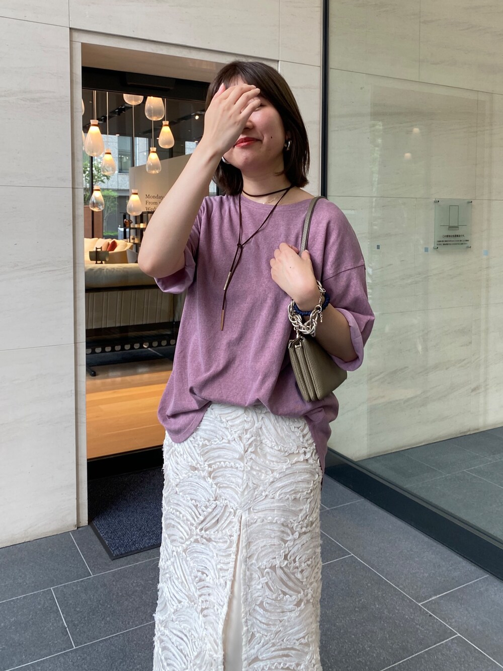 ピンク系のTシャツ/カットソー、ホワイト系のスカート、ベージュ系のショルダーバッグを着用したレディースの夏コーディネートの4枚目の写真