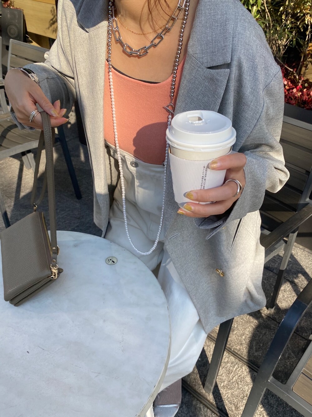 ピンク系のタンクトップ、ホワイト系のサロペット/オーバーオール、グレー系のテーラードジャケットを着用したレディースの春コーディネートの8枚目の写真