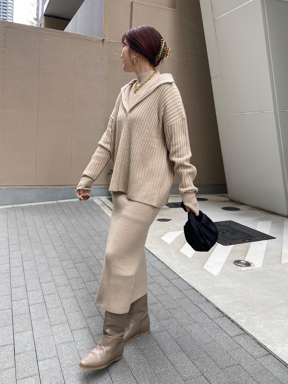 ベージュ系のワンピース、ベージュ系のブーツ、シルバー系のネックレスを着用したレディースの秋コーディネートの2枚目の写真