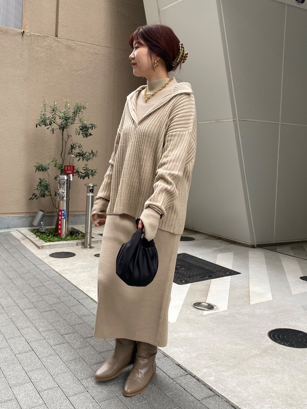 ベージュ系のワンピース、ベージュ系のブーツ、シルバー系のネックレスを着用したレディースの秋コーディネートの7枚目の写真
