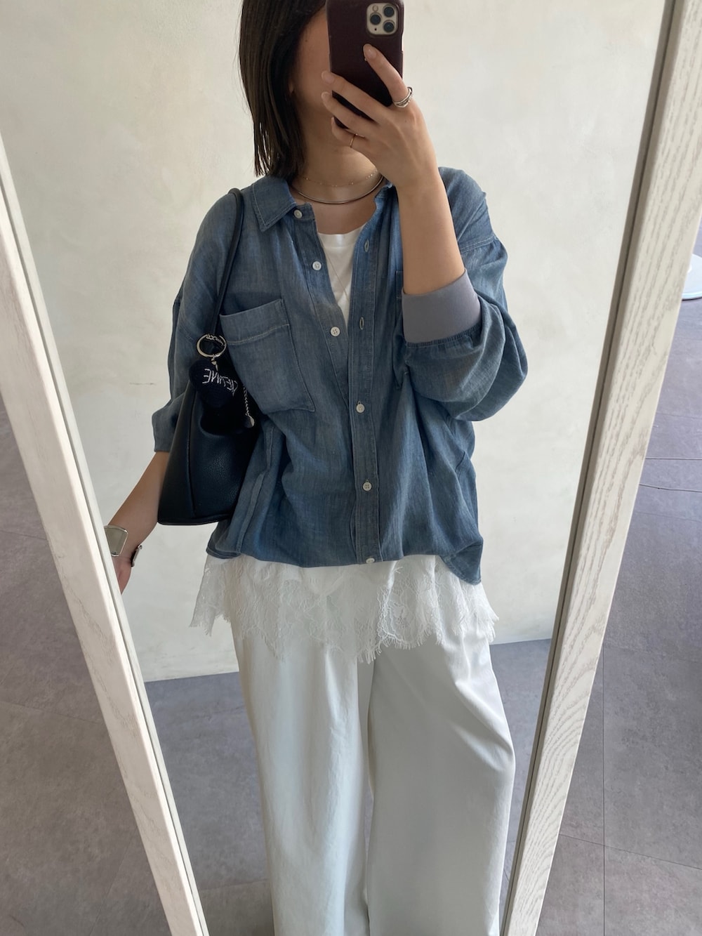 ブルー系のシャツ/ブラウス、ホワイト系のTシャツ/カットソー、ホワイト系のその他パンツを着用したレディースの春コーディネートの4枚目の写真