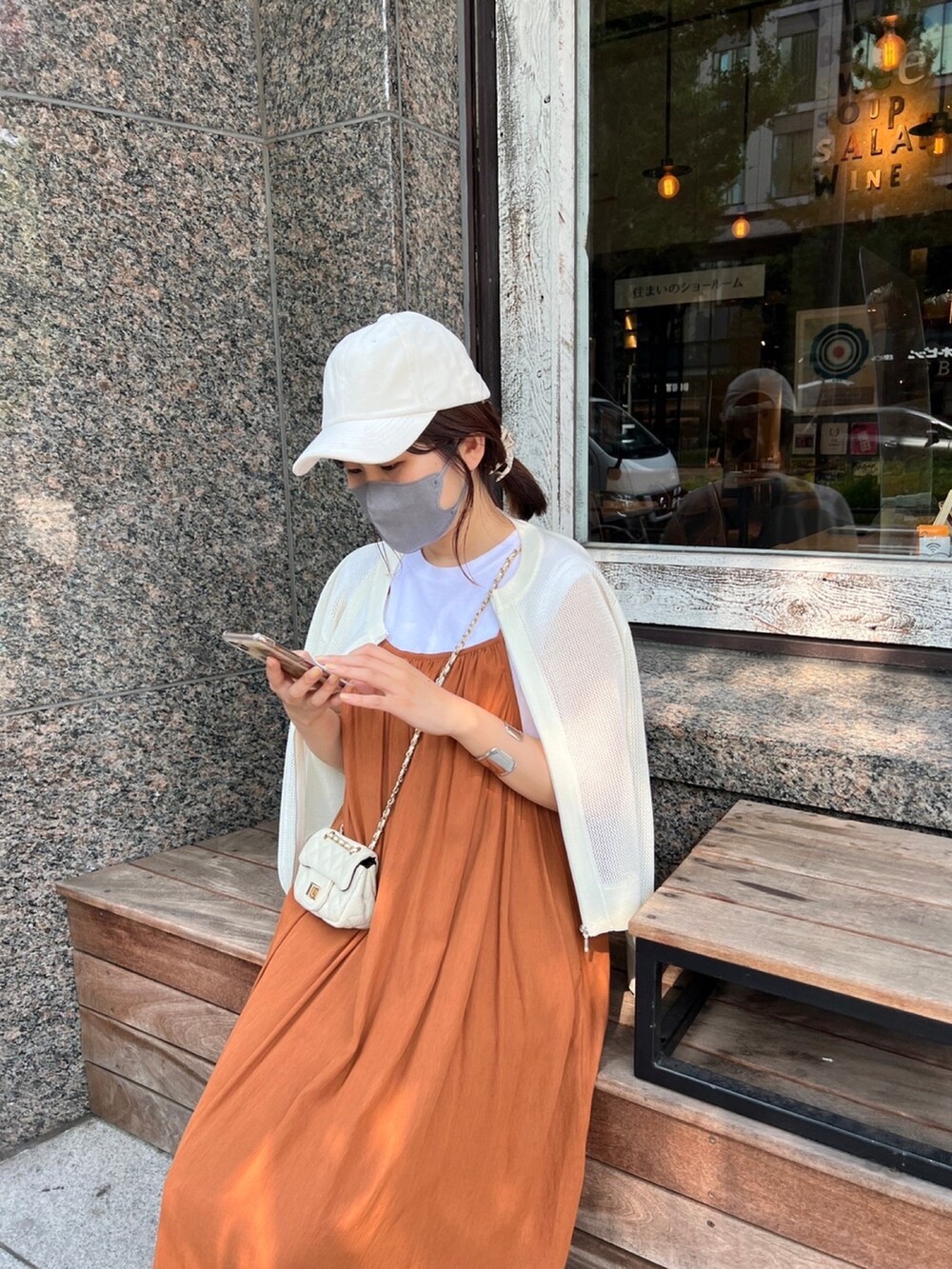 ブラウン系のワンピース、ホワイト系のショルダーバッグ、ホワイト系のカーディガン/ボレロを着用したレディースの夏コーディネートの3枚目の写真