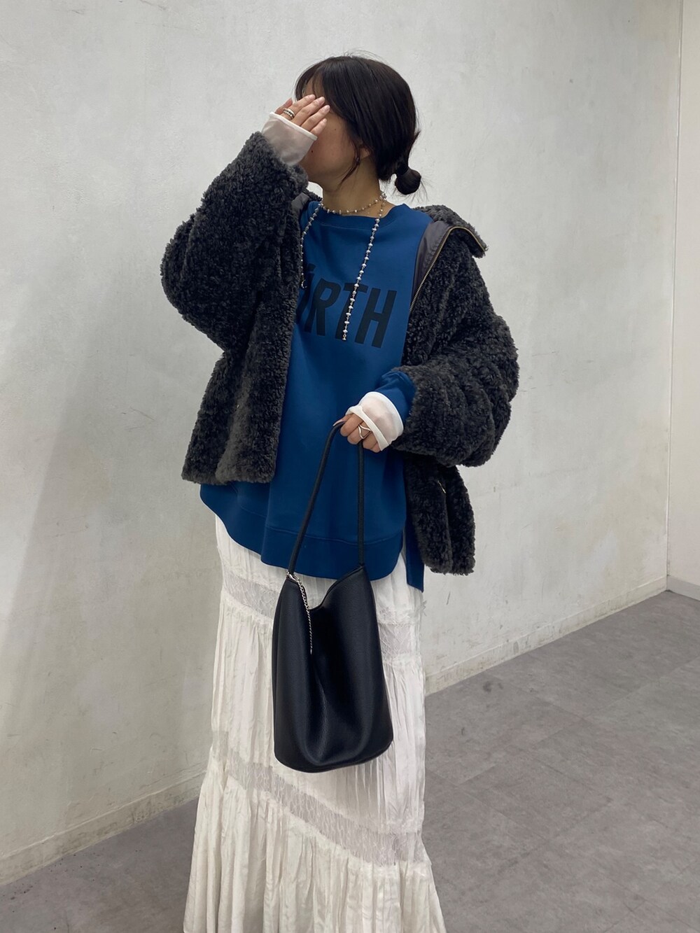 グレー系のその他アウター、ブルー系のTシャツ/カットソー、ブラック系のショルダーバッグを着用したレディースの冬コーディネートの3枚目の写真