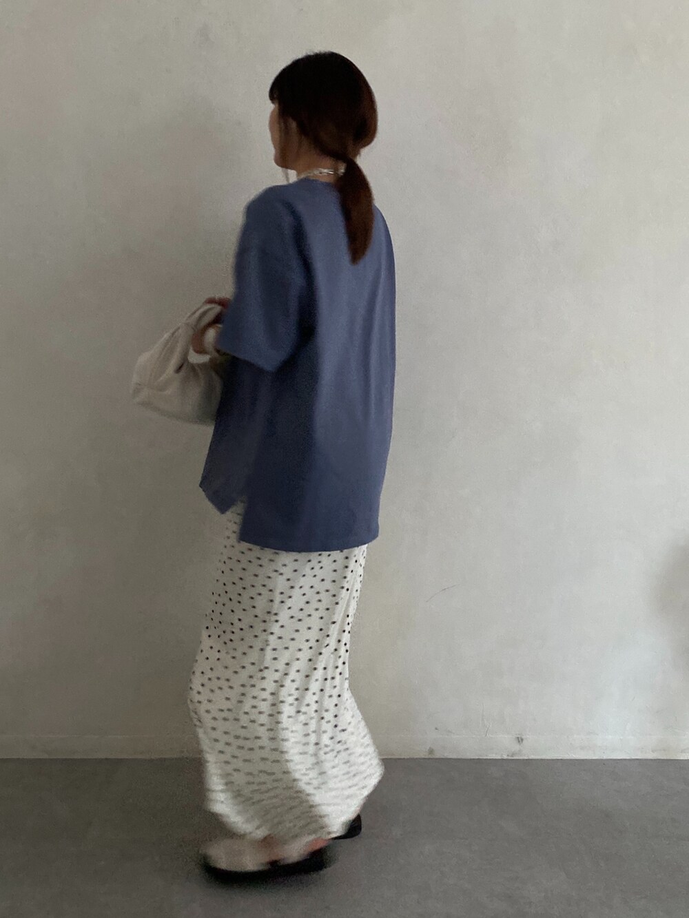 ブルー系のTシャツ/カットソー、ホワイト系のスカート、ホワイト系のサンダルを着用したレディースの夏コーディネートの5枚目の写真