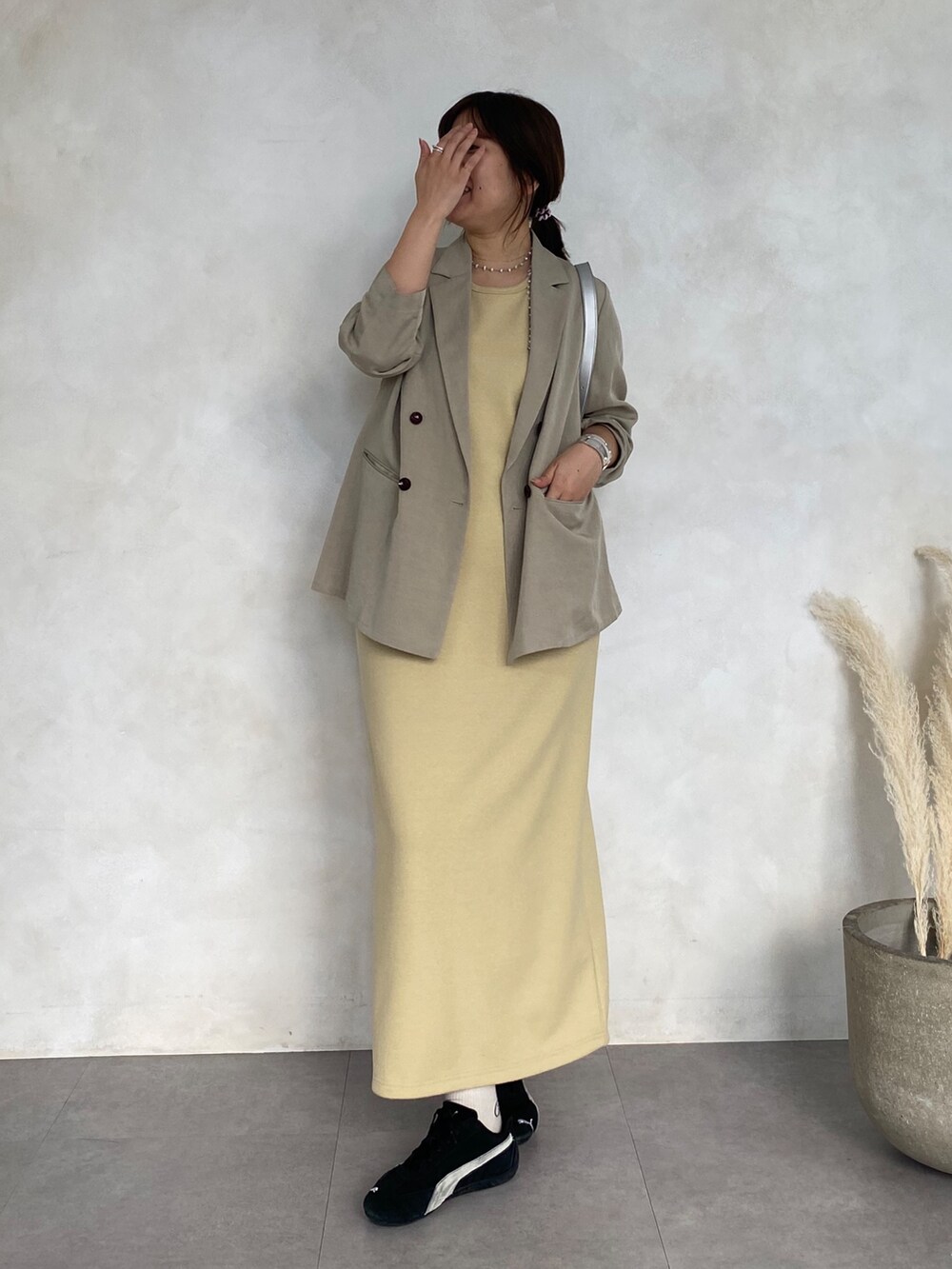 イエロー系のワンピースを着用したレディースの春コーディネートの4枚目の写真