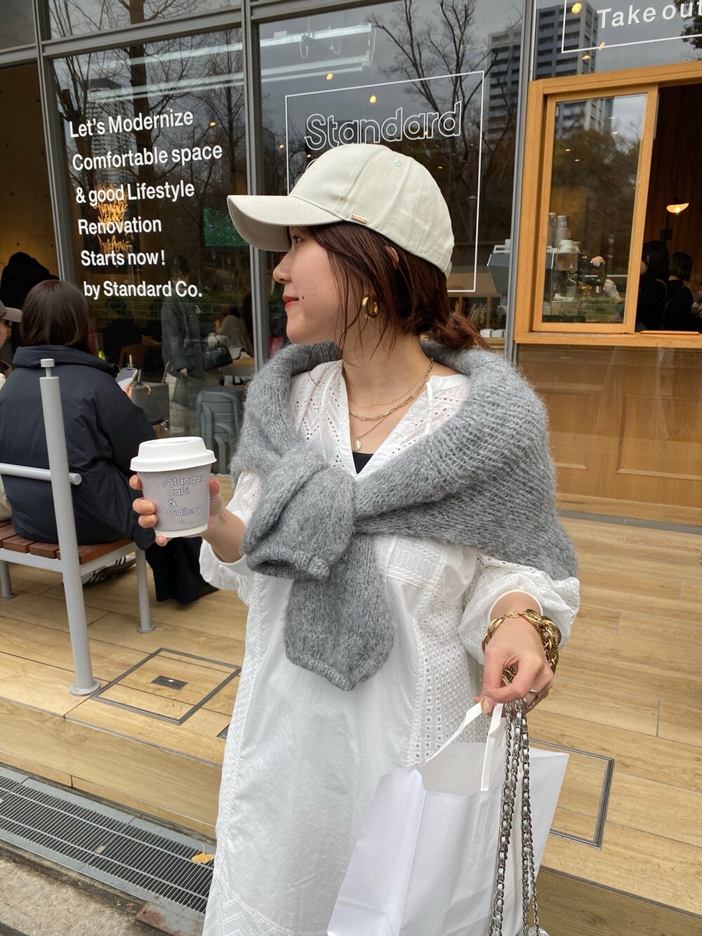 ホワイト系のワンピース、ホワイト系のショルダーバッグを着用したレディースの春コーディネートの7枚目の写真